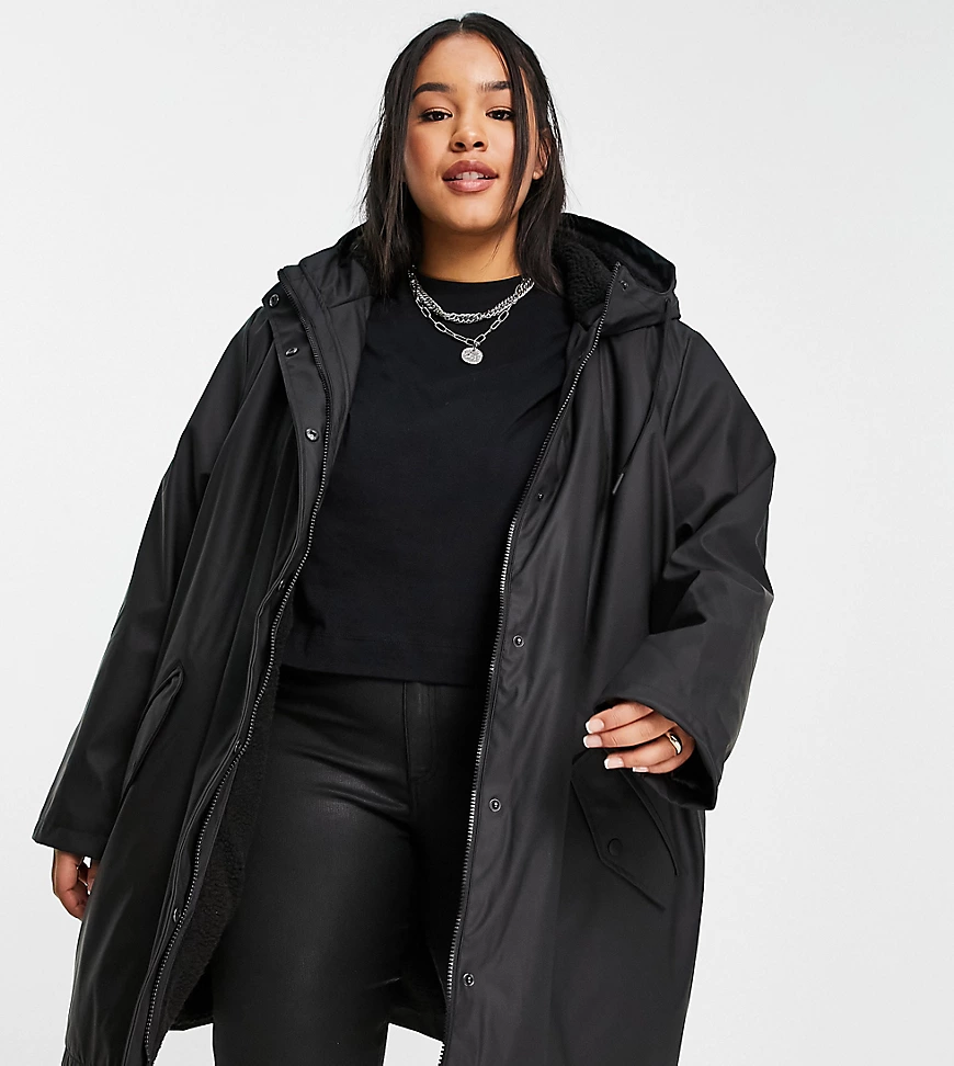 Only Curve – Regenjacke in Schwarz mit Teddyfell-Futter günstig online kaufen