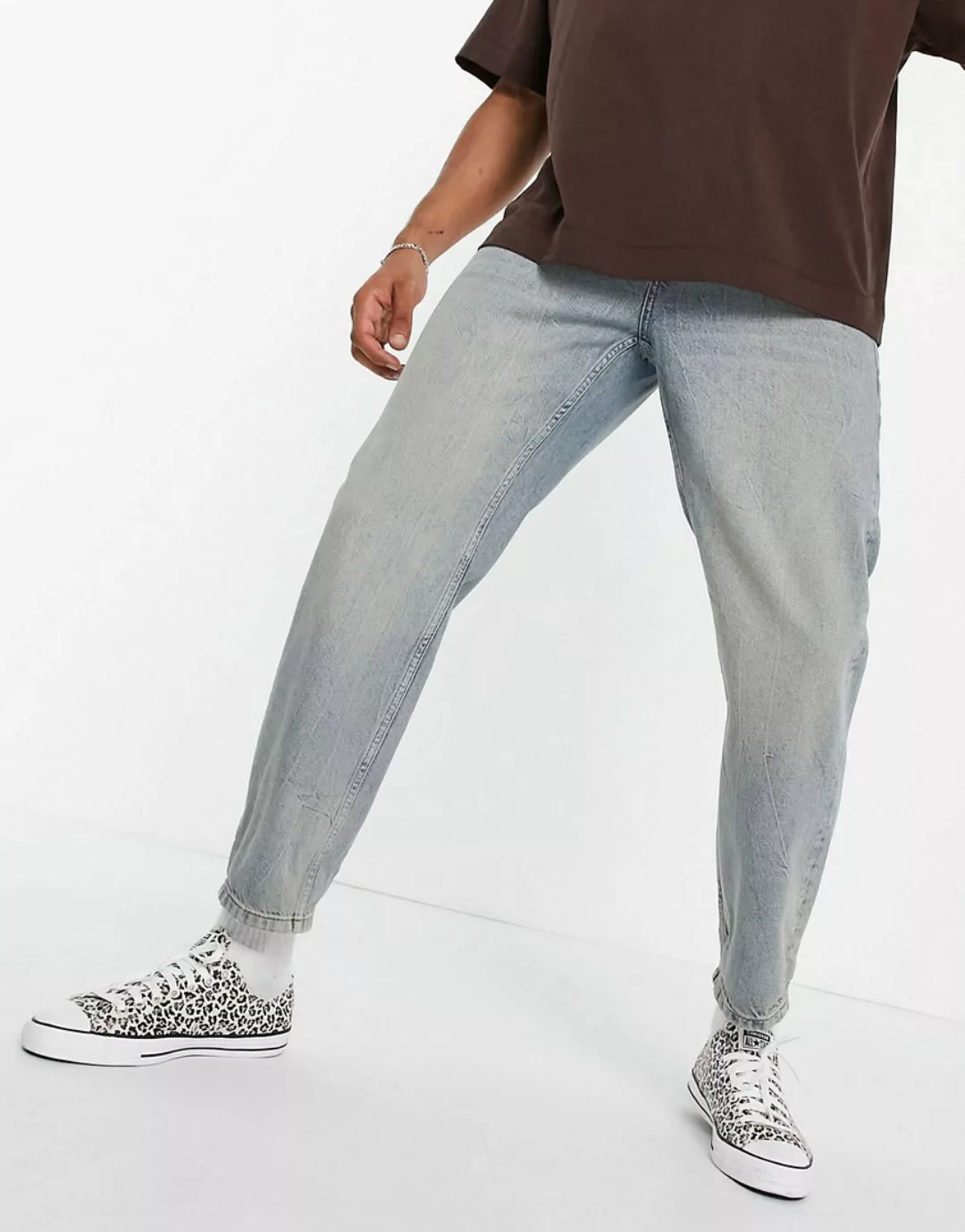 Topman – Locker geschnittene Jeans in heller Waschung mit Farbtouch-Blau günstig online kaufen