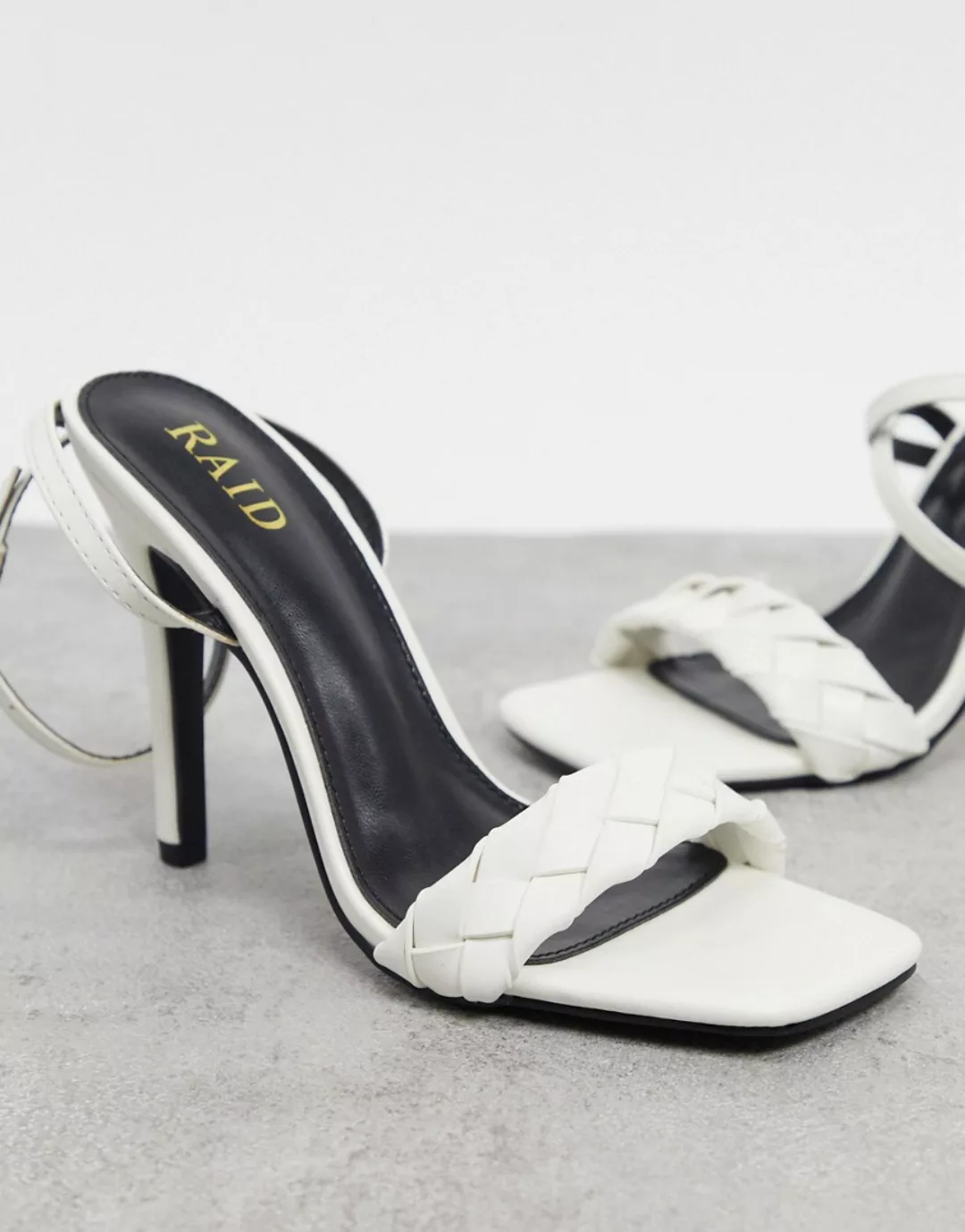RAID – Judy – Sandalen mit Absatz und geflochtenem Design in Weiß günstig online kaufen
