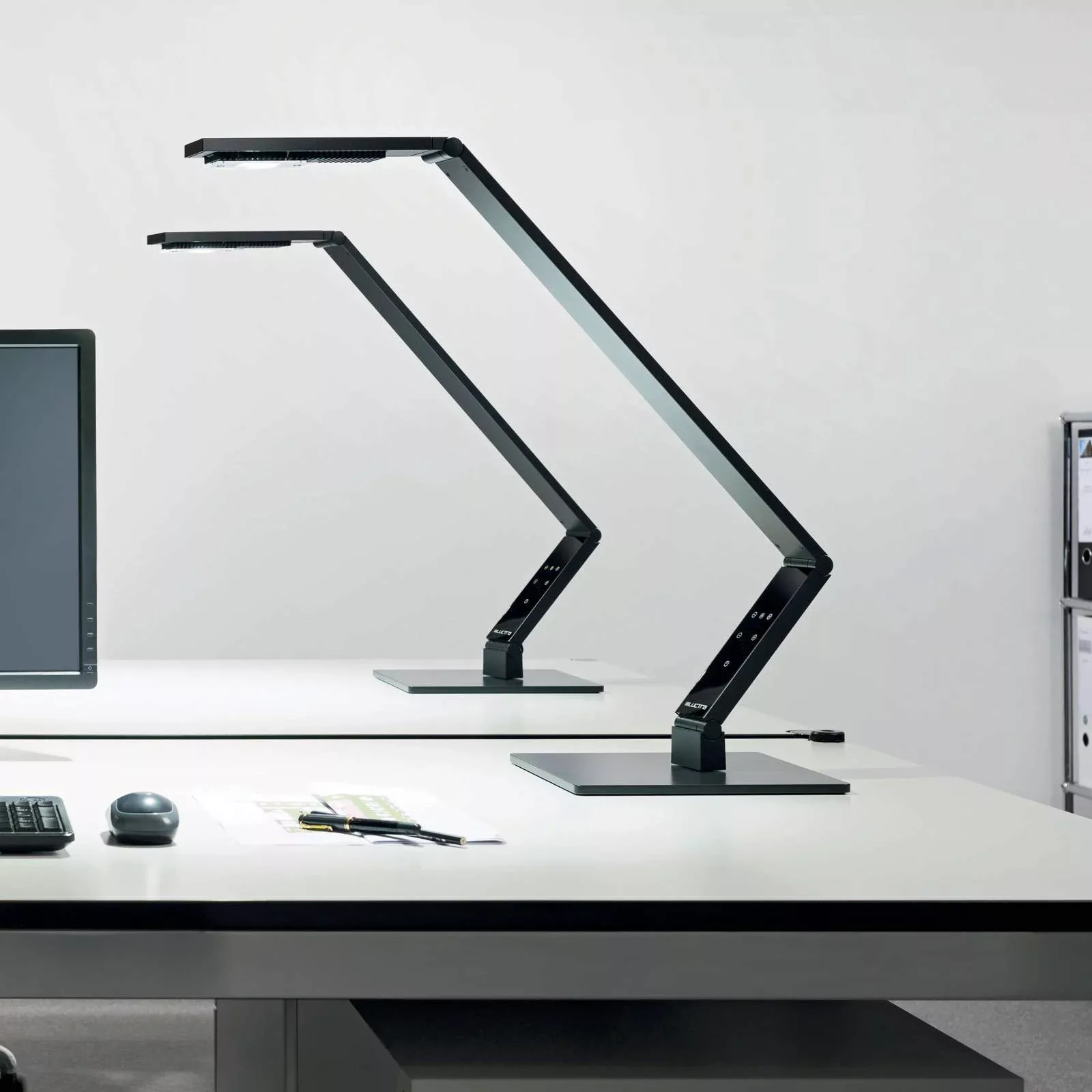 Luctra Table Linear LED-Tischleuchte Fuß schwarz günstig online kaufen