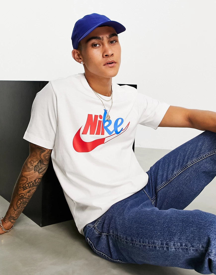 Nike – T-Shirt in Weiß mit Logoprint im Farbblockdesign auf der Brust günstig online kaufen