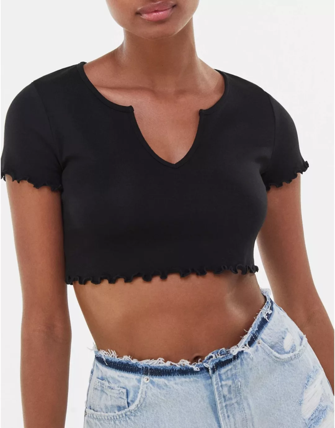 Bershka – Kurz geschnittenes T-Shirt in Schwarz mit Einkerbung auf der Vord günstig online kaufen