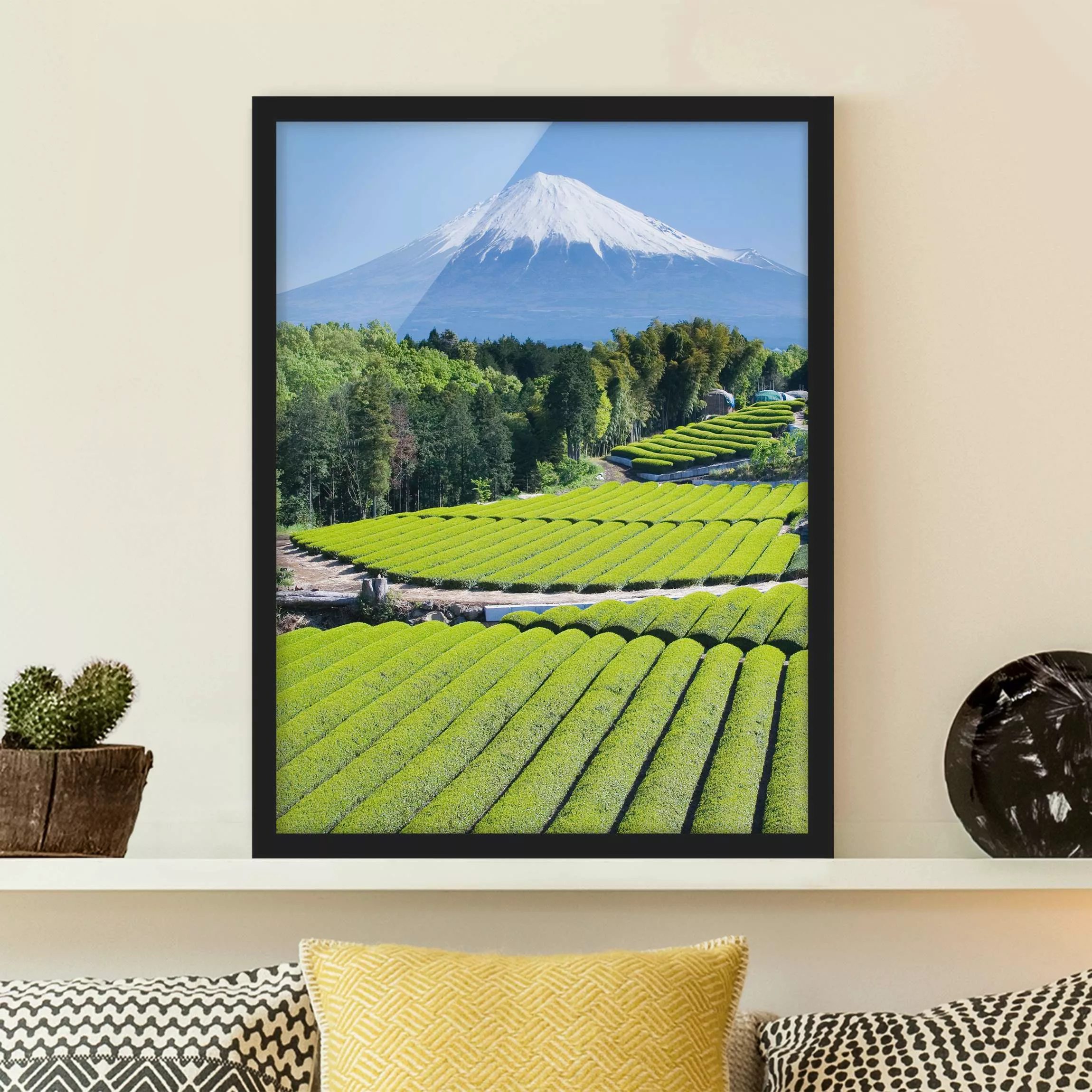 Bild mit Rahmen Natur & Landschaft - Hochformat Teefelder vor dem Fuji günstig online kaufen