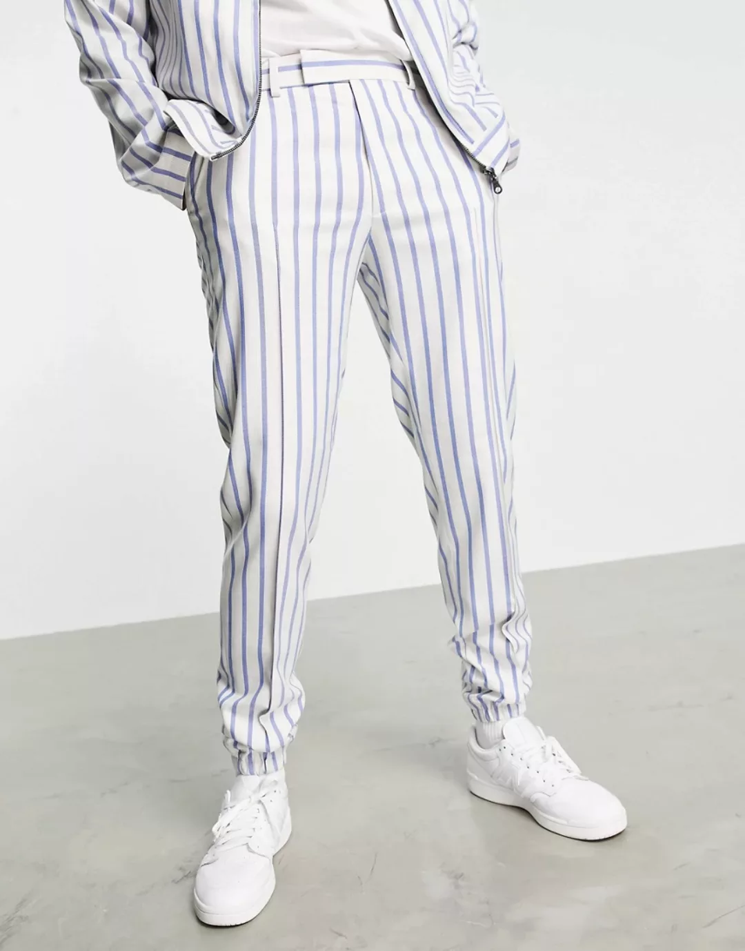 ASOS DESIGN – Schmale, elegante Jogginghose mit Streifenmuster in Weiß und günstig online kaufen