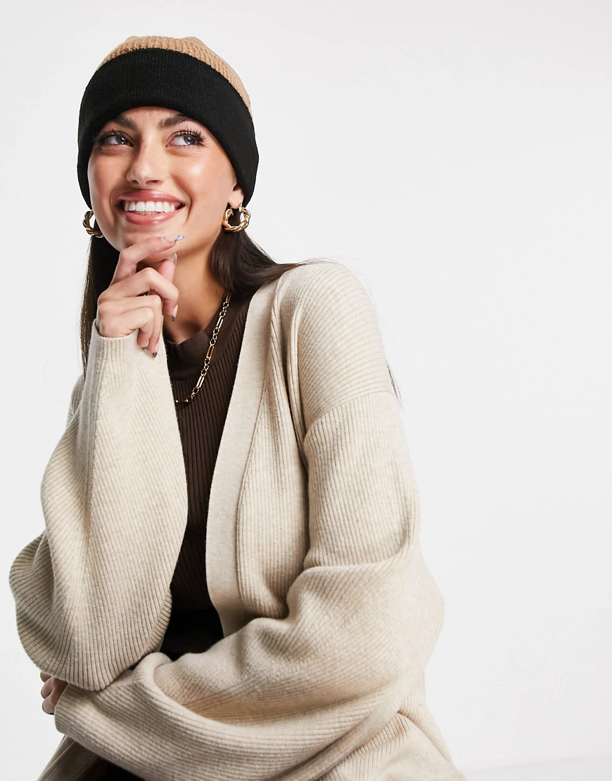 ASOS DESIGN – Beanie-Mütze mit Farbblockdesign in Kamel und Schwarz-Mehrfar günstig online kaufen