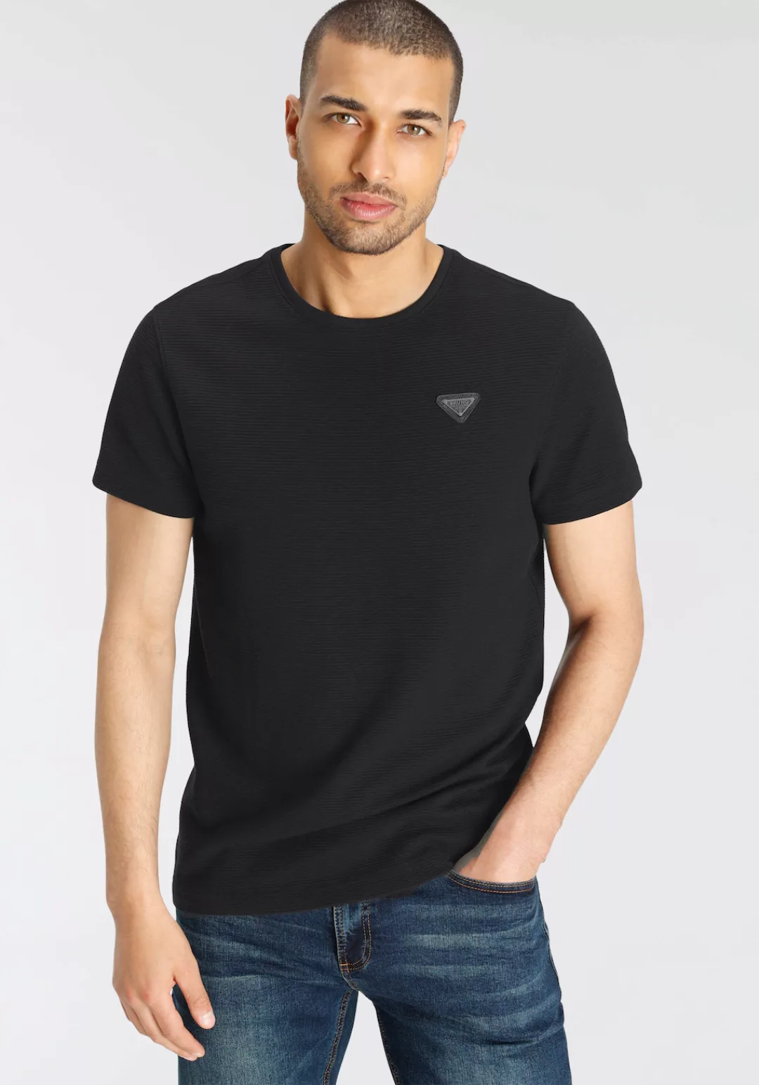 Bruno Banani T-Shirt leicht gerippt mit Metall-Badge günstig online kaufen