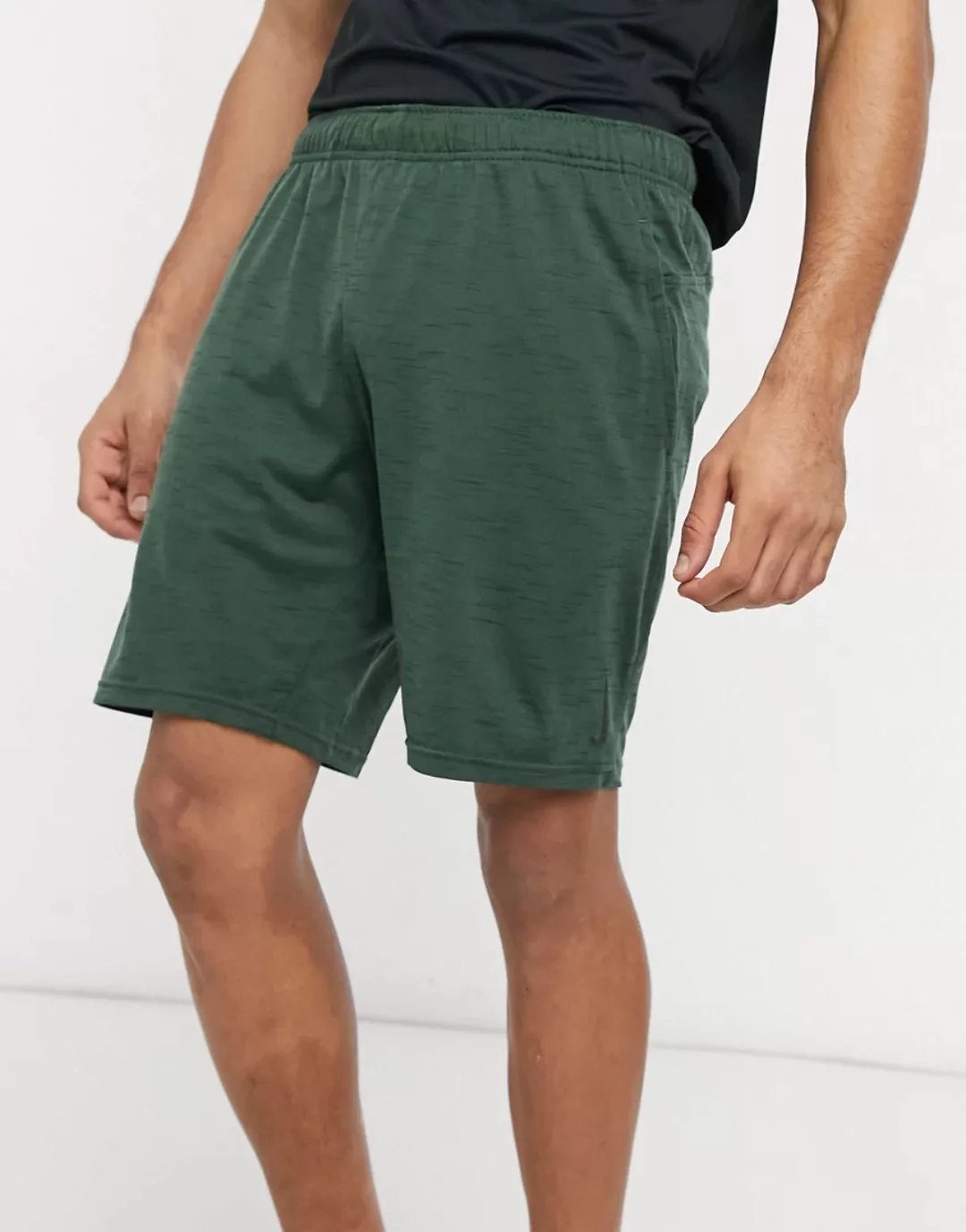 Nike – Yoga Hyperdry – Shorts in Khaki-Grün günstig online kaufen