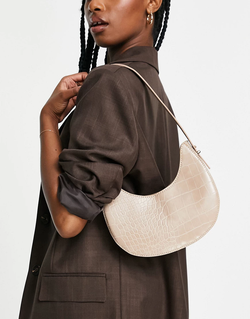 ASOS DESIGN – Abgerundete Schultertasche mit langem Riemen in Kroko-Creme-N günstig online kaufen