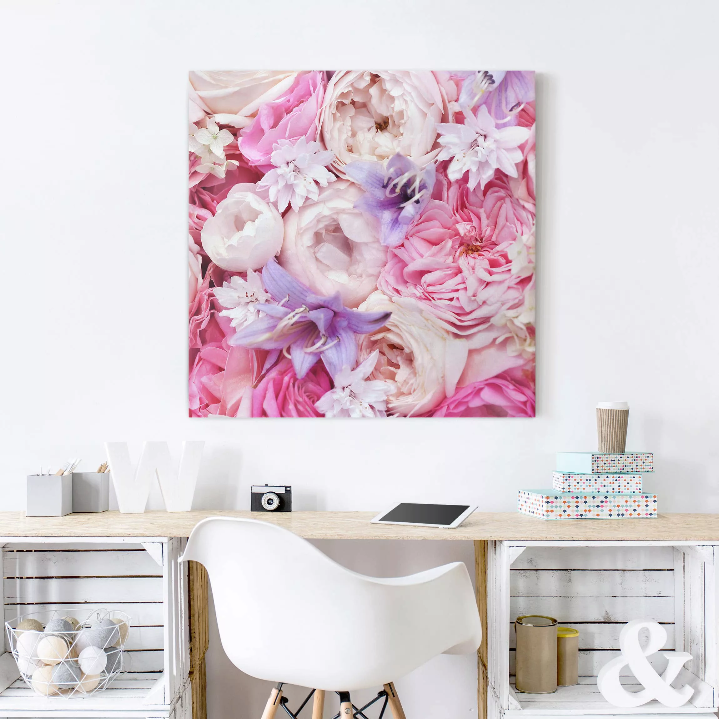 Leinwandbild Blumen - Quadrat Shabby Rosen mit Glockenblumen günstig online kaufen