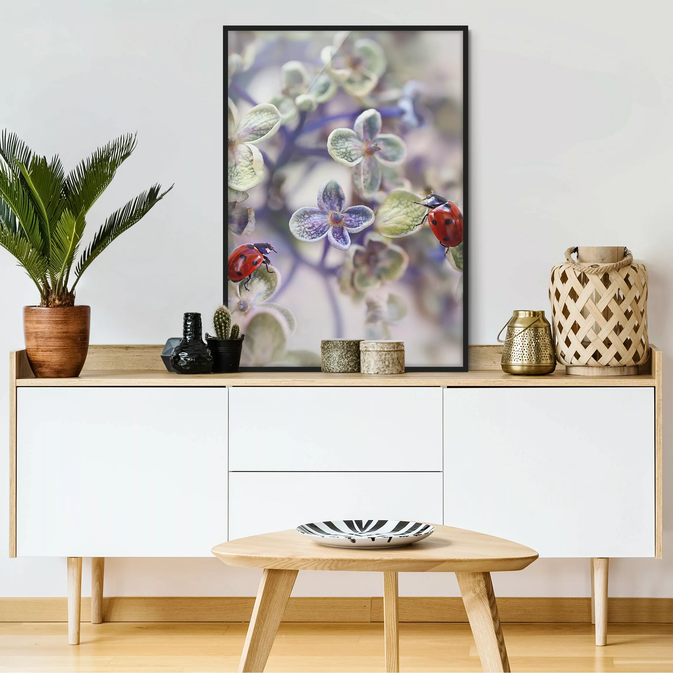 Bild mit Rahmen Blumen - Hochformat Marienkäfer im Garten günstig online kaufen