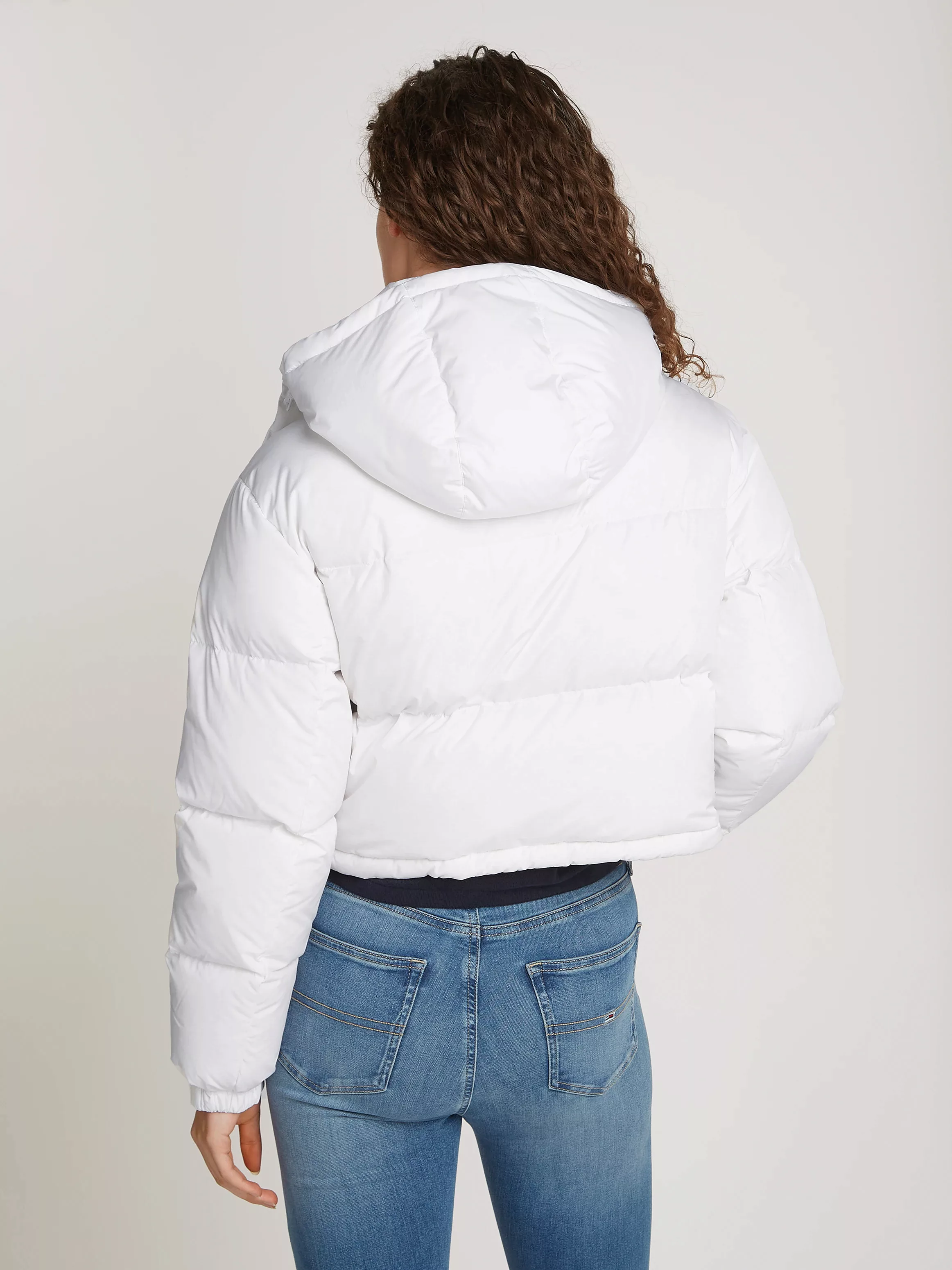 Tommy Jeans Steppjacke "TJW CRP ALASKA PUFFER", mit Kapuze, mit Logosticker günstig online kaufen