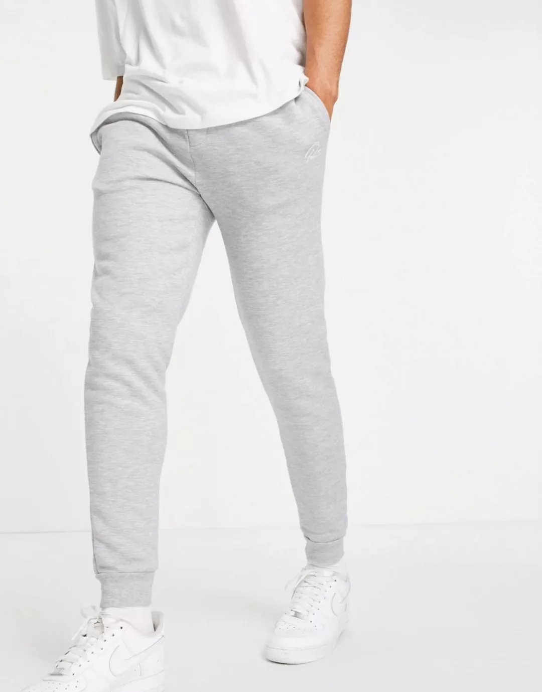 River Island – Eng anliegende Jogginghose mit Schriftzugdetail in Grau günstig online kaufen