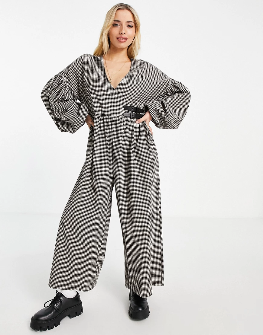 ASOS DESIGN – Hänger-Jumpsuit mit Rüschensaum in Wickeloptik, Mini-Ginghamm günstig online kaufen