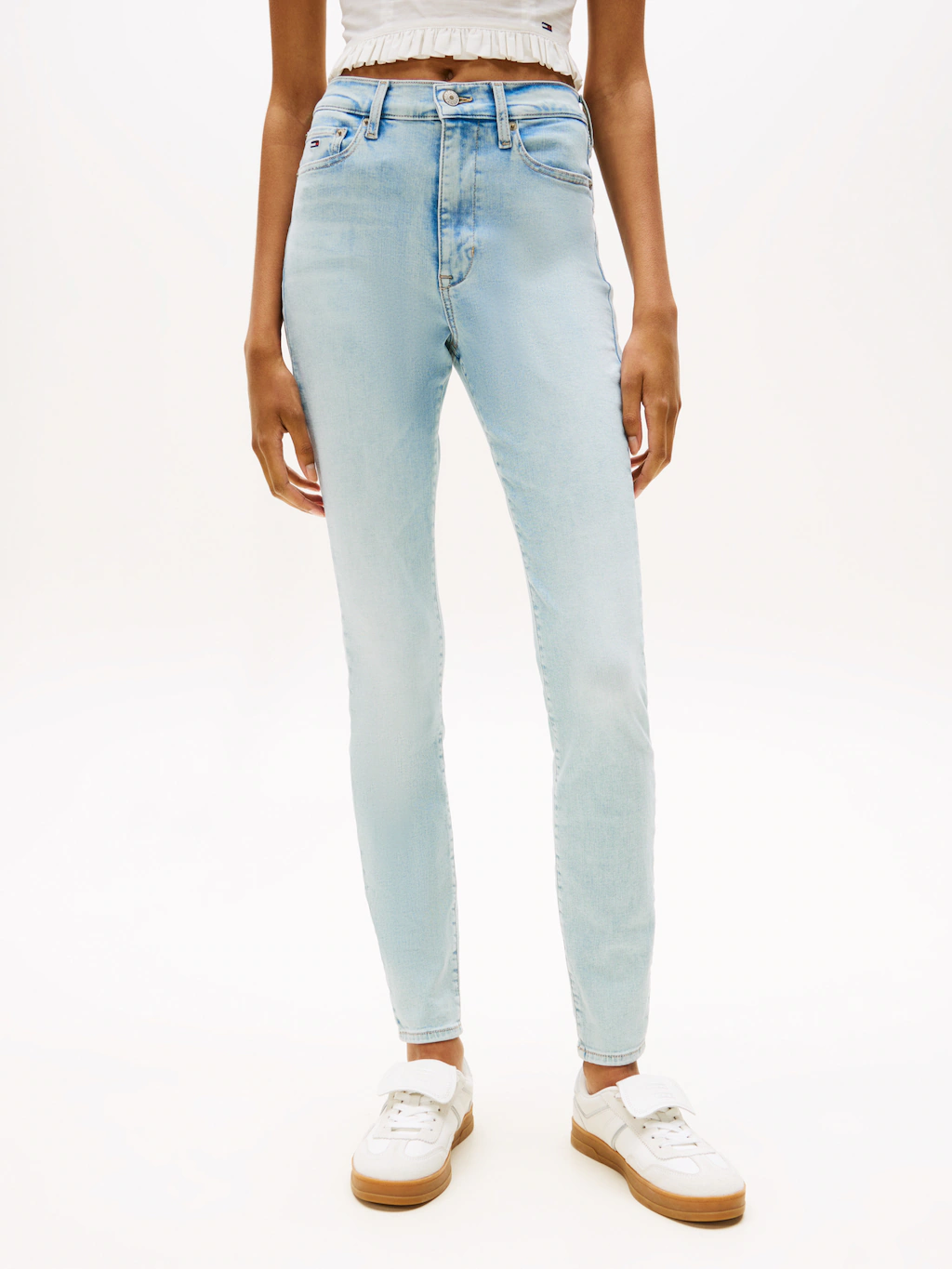 Tommy Jeans Bootcut-Jeans "SYLVIA HGH FLR", Weite Beinform und Logo Sticker günstig online kaufen