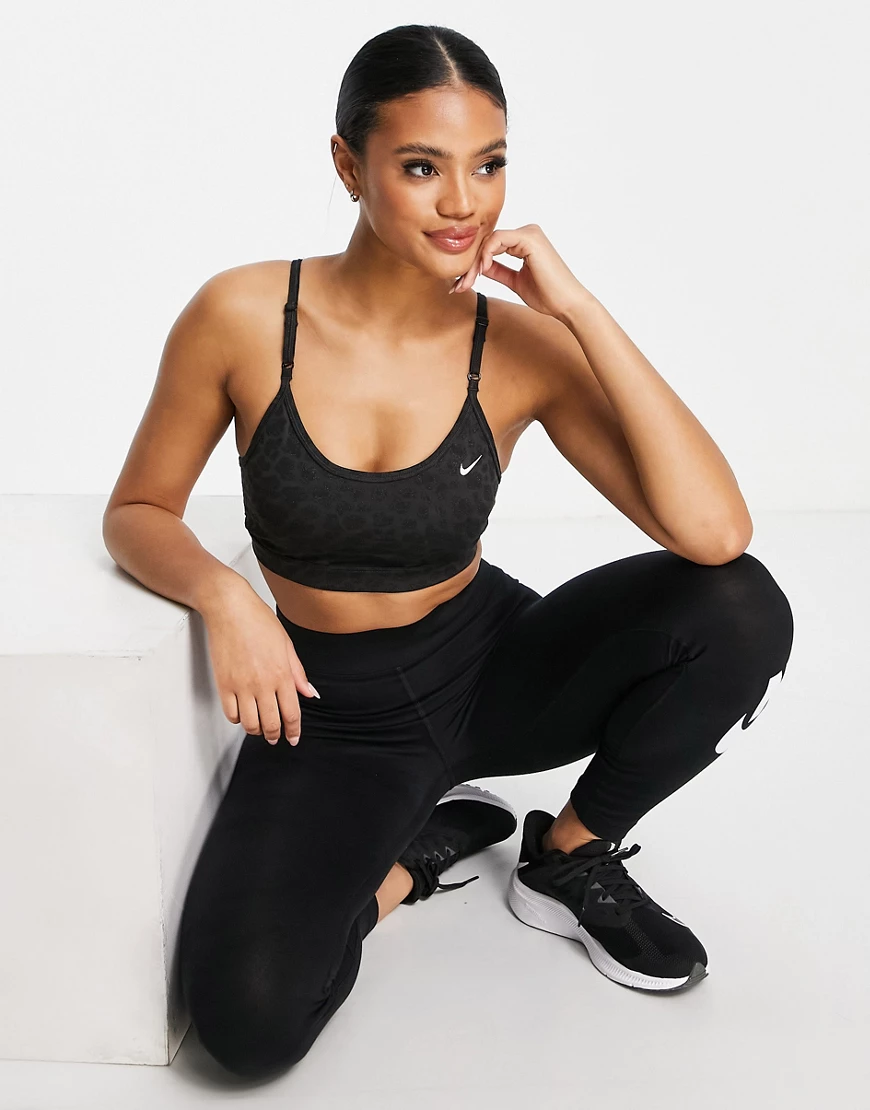 Nike Training – Dri-FIT Indy – BH in Schwarz mit glitzernder Leopardenoptik günstig online kaufen