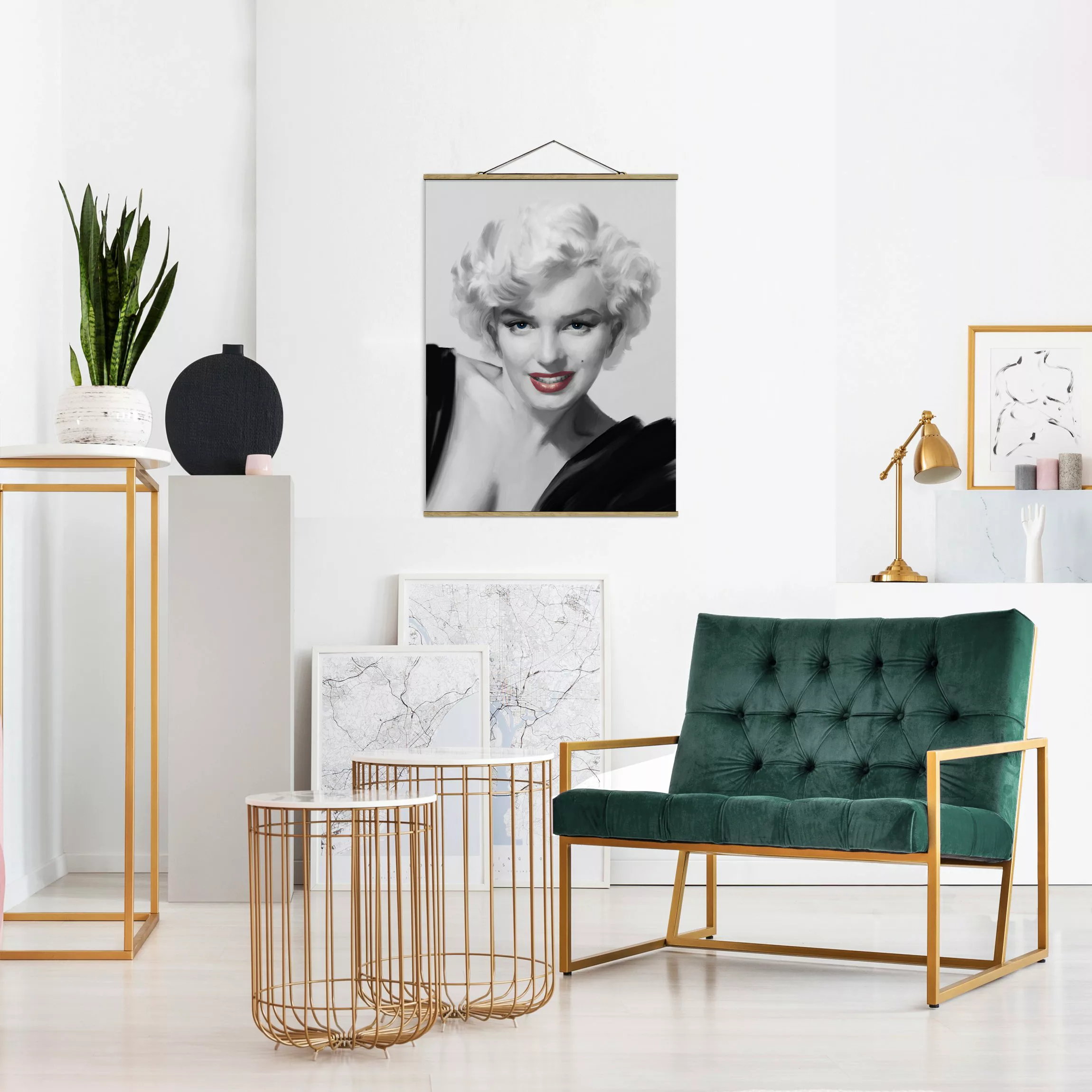 Stoffbild Kunstdruck mit Posterleisten - Hochformat Marilyn auf Sofa günstig online kaufen