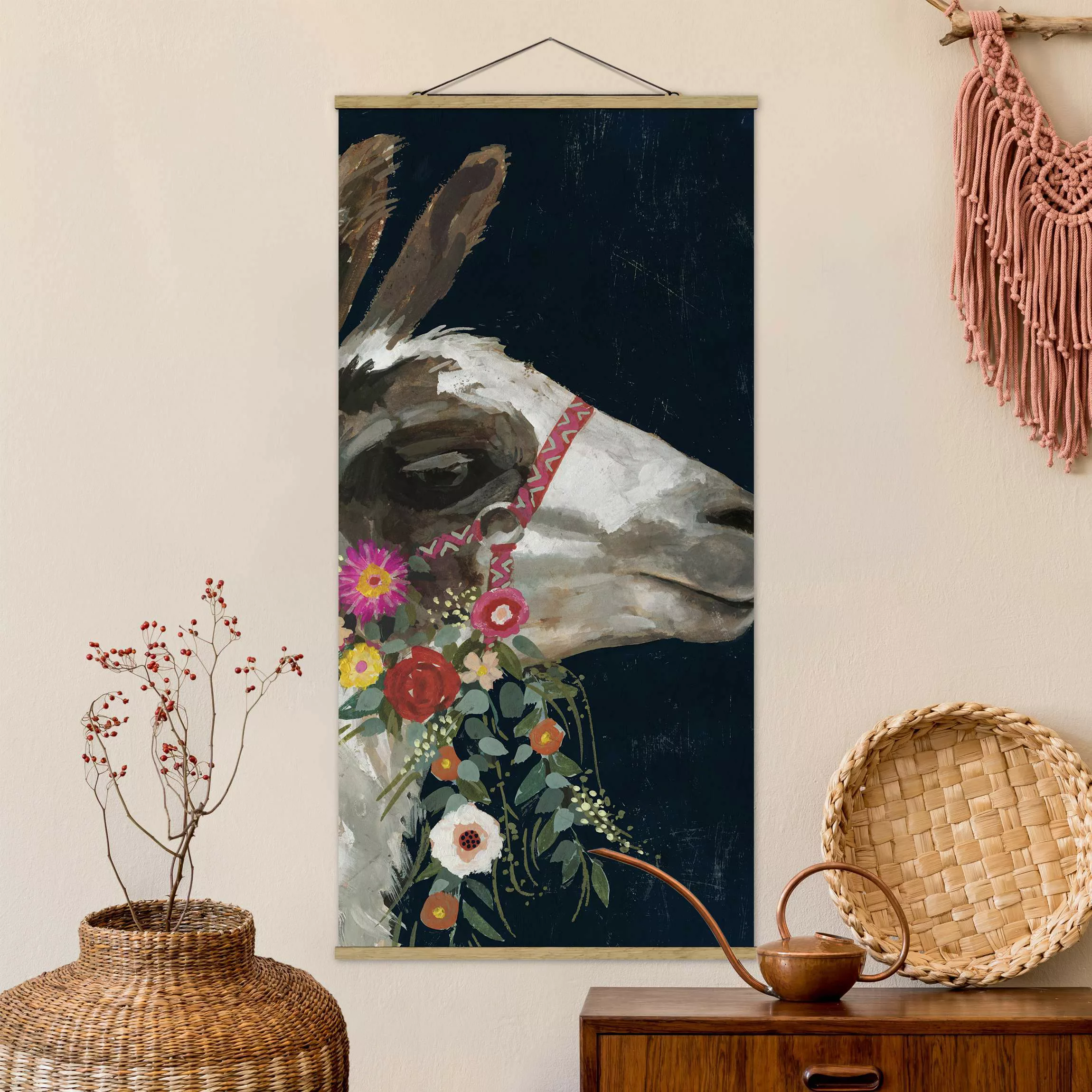 Stoffbild Tiere mit Posterleisten - Hochformat Lama mit Blumenschmuck I günstig online kaufen