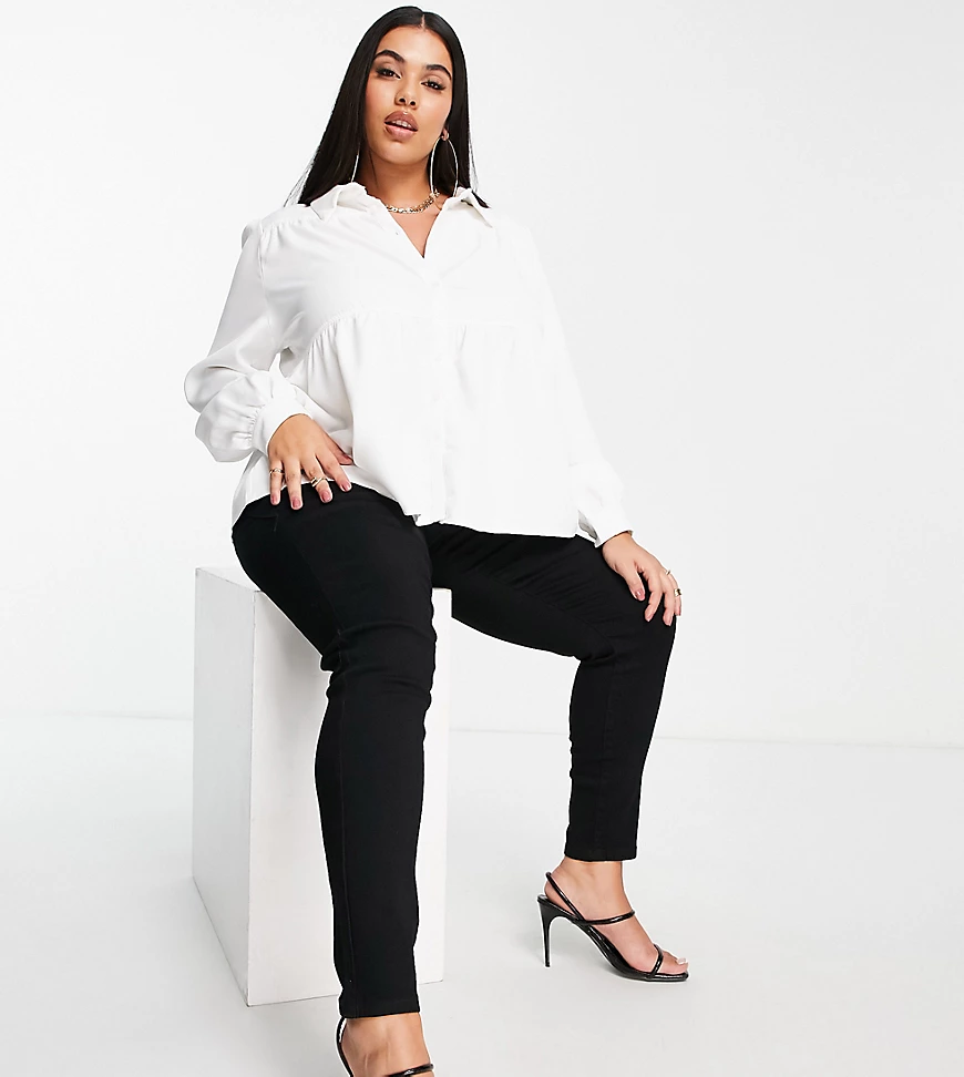 In The Style Plus x Jac Jossa – Bluse in Weiß mit Schößchensaum günstig online kaufen