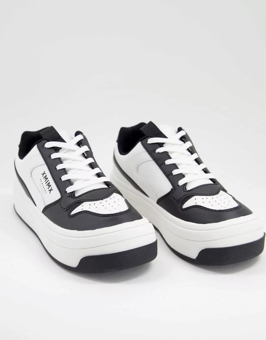 ASOS DESIGN – Sneaker in Schwarz und Weiß mit dicker Sohle günstig online kaufen