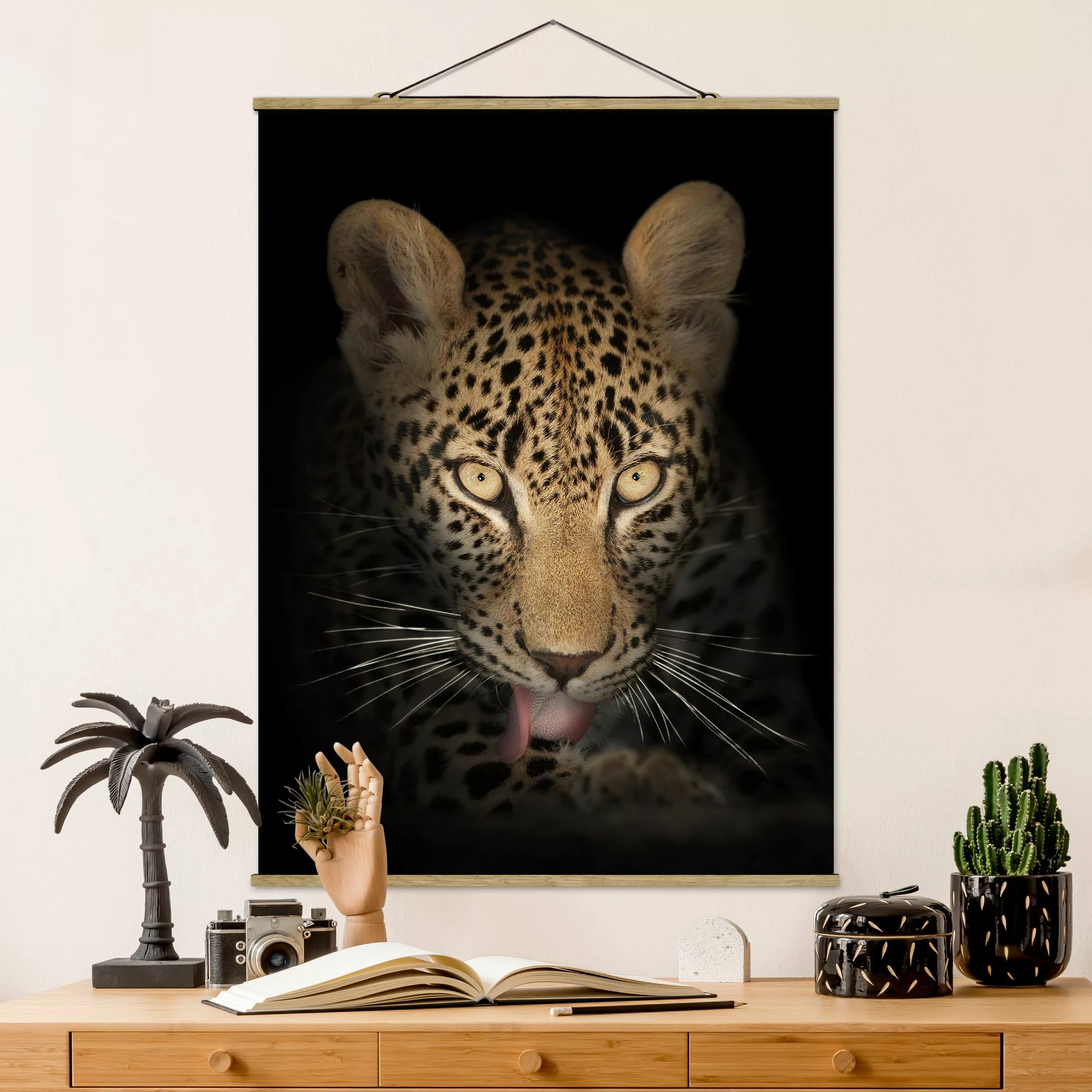 Stoffbild Tiere mit Posterleisten - Hochformat Resting Leopard günstig online kaufen