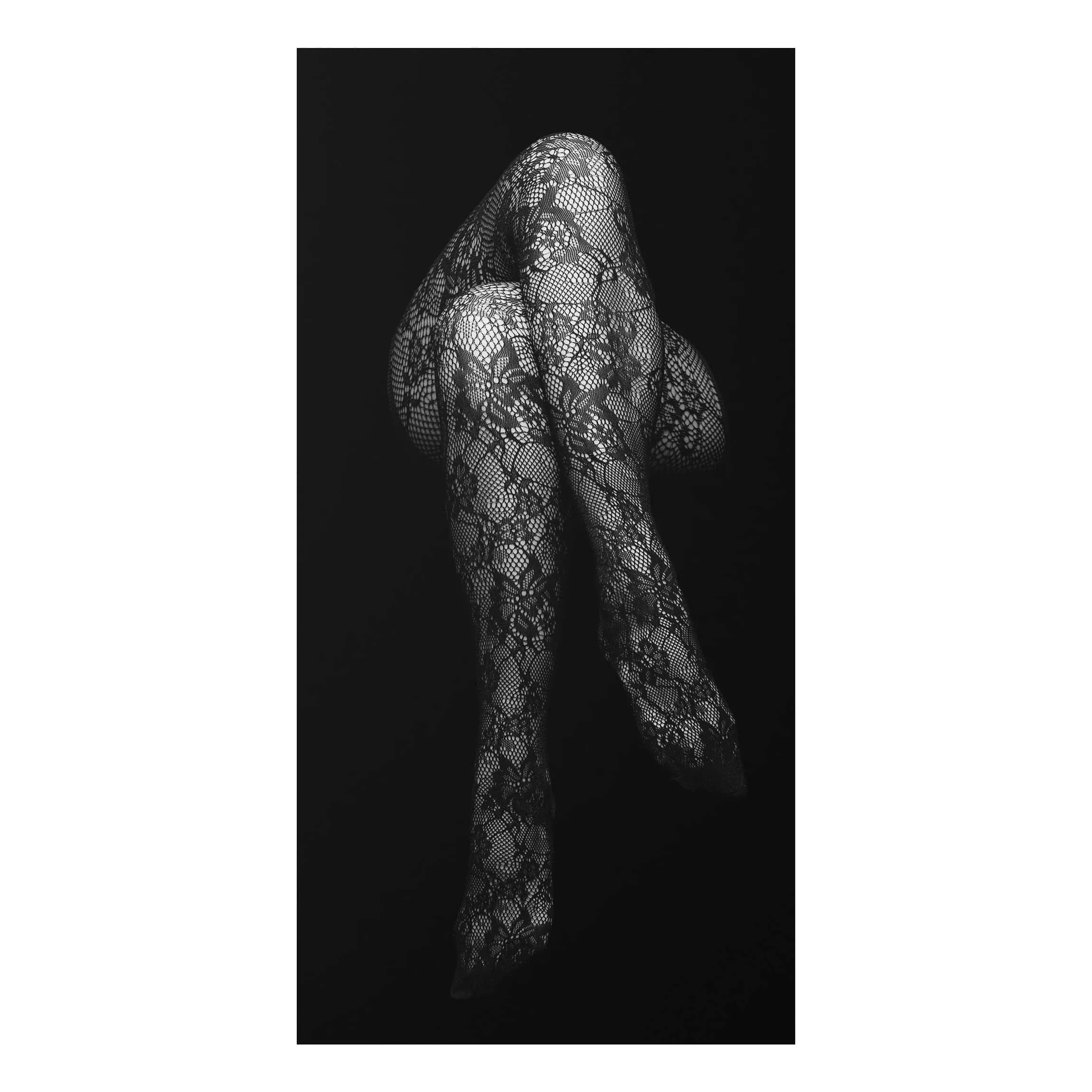 Alu-Dibond Bild Schwarz-Weiß - Hochformat Beine in Spitze günstig online kaufen