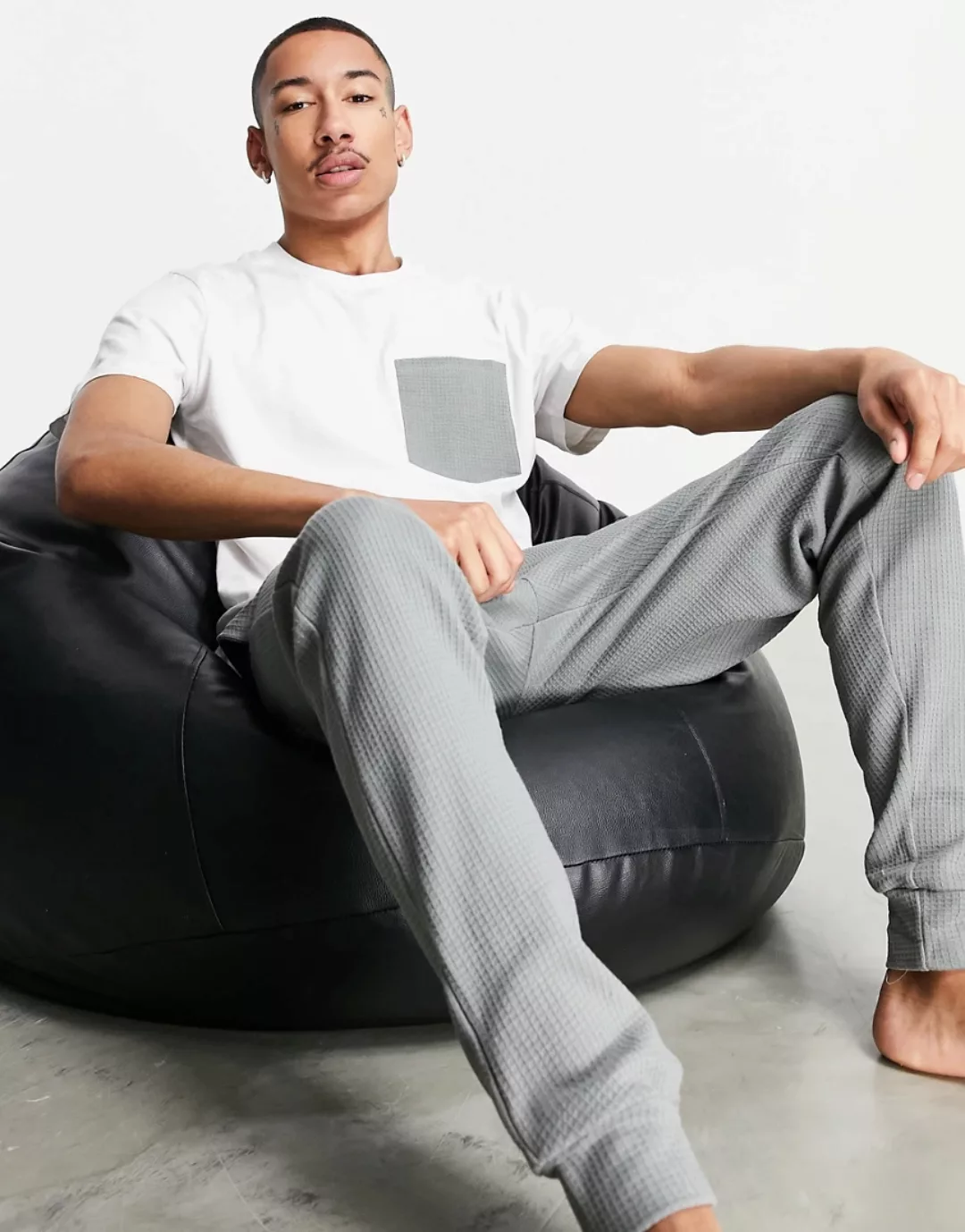 ASOS DESIGN – Lounge-Pyjamaset mit T-Shirt und Jogginghose mit Waffelstrukt günstig online kaufen