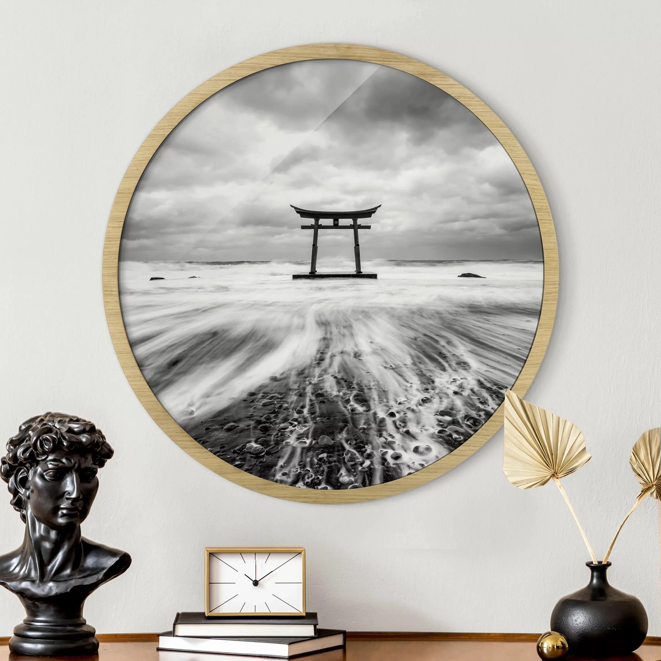 Rundes Gerahmtes Bild Japanisches Torii im Meer günstig online kaufen