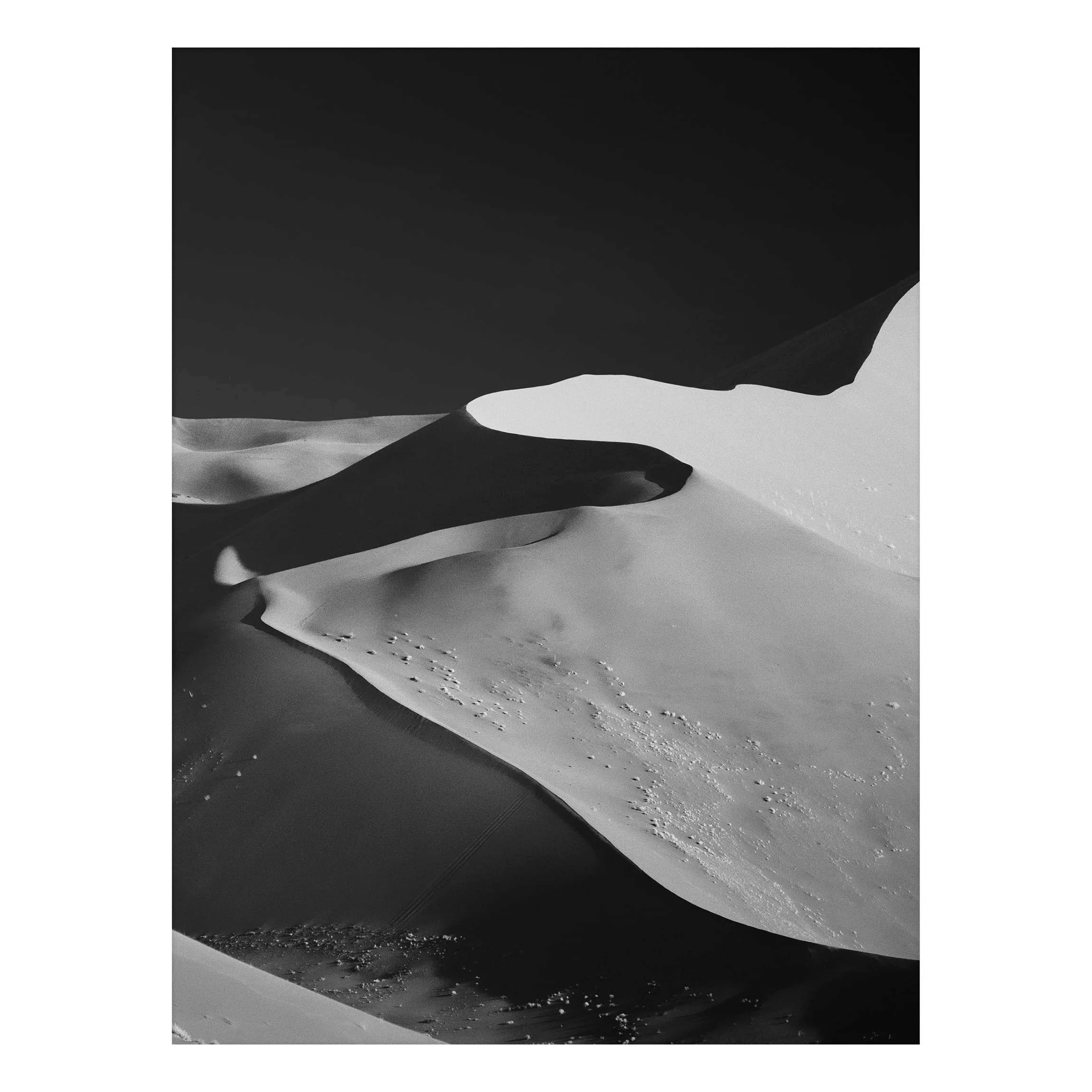 Alu-Dibond Bild Schwarz-Weiß - Hochformat 3:4 Wüste - Abstrakte Dünen günstig online kaufen
