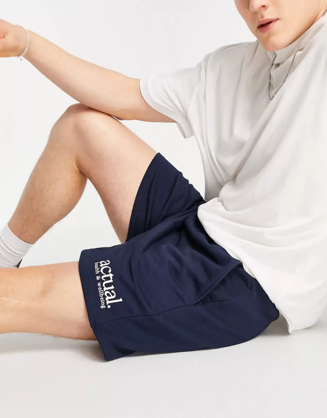 ASOS – Actual – Lockere Shorts in Marineblau mit Logoprint günstig online kaufen