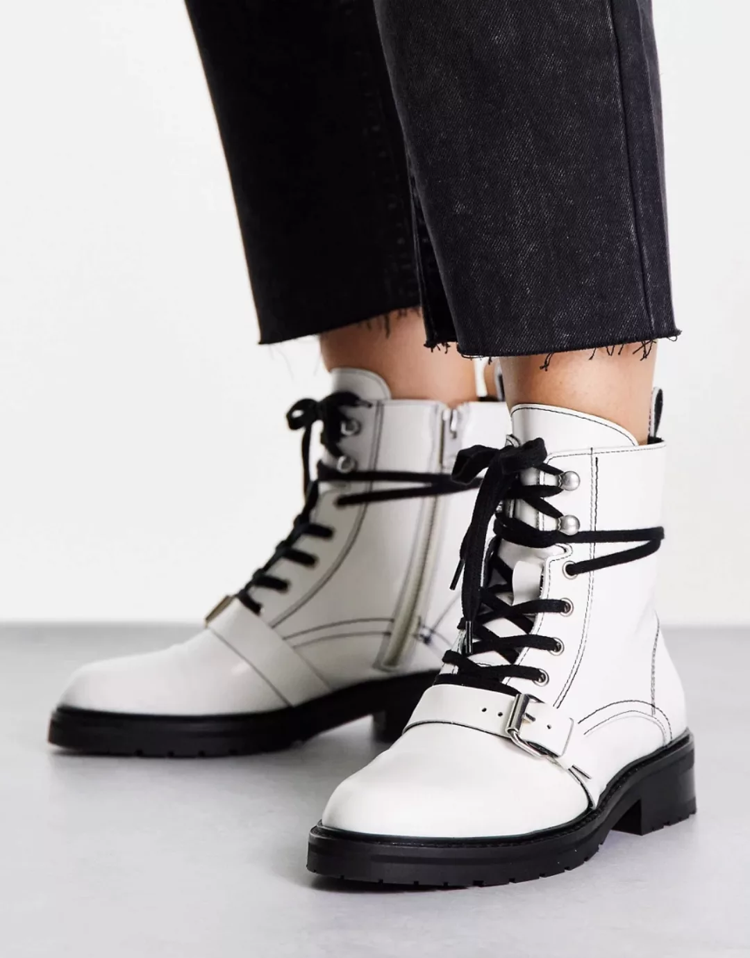 AllSaints – Donita – Stiefel in Weiß günstig online kaufen