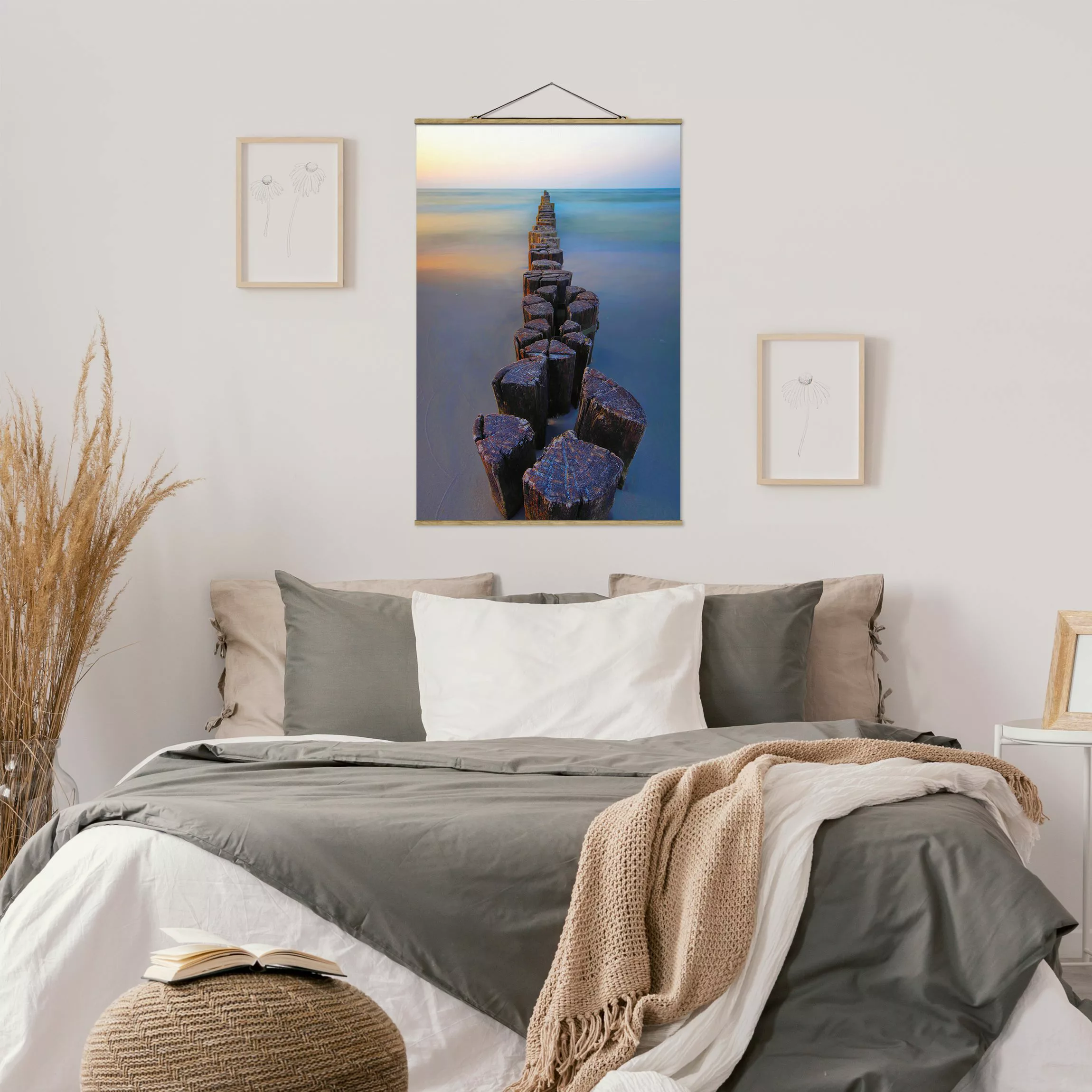 Stoffbild mit Posterleisten Buhnen bei Sonnenuntergang am Meer günstig online kaufen