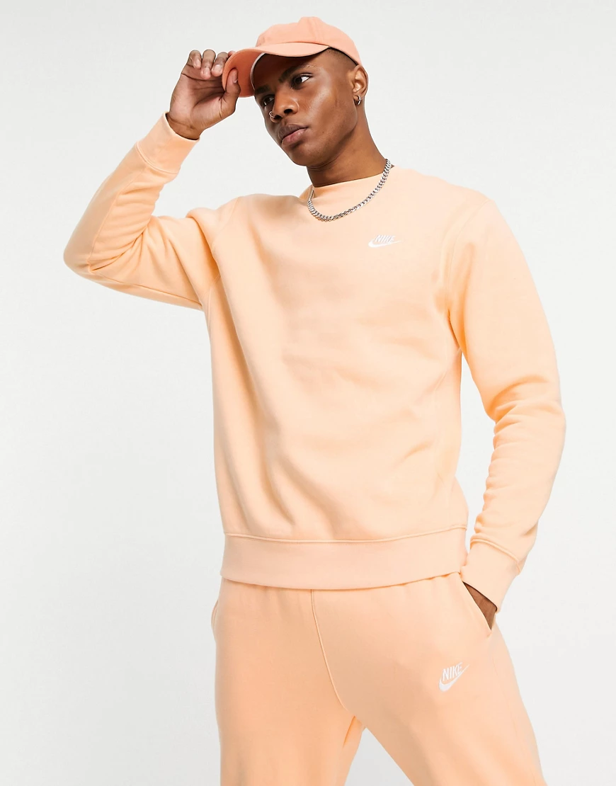 Nike – Club – Sweatshirt mit Rundhalsausschnitt in Kalk-Orange günstig online kaufen