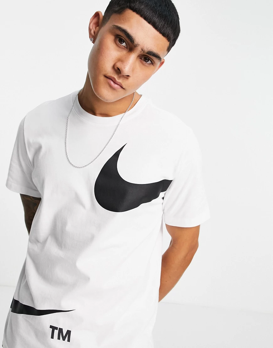Nike – Weißes T-Shirt mit Swoosh-Print günstig online kaufen