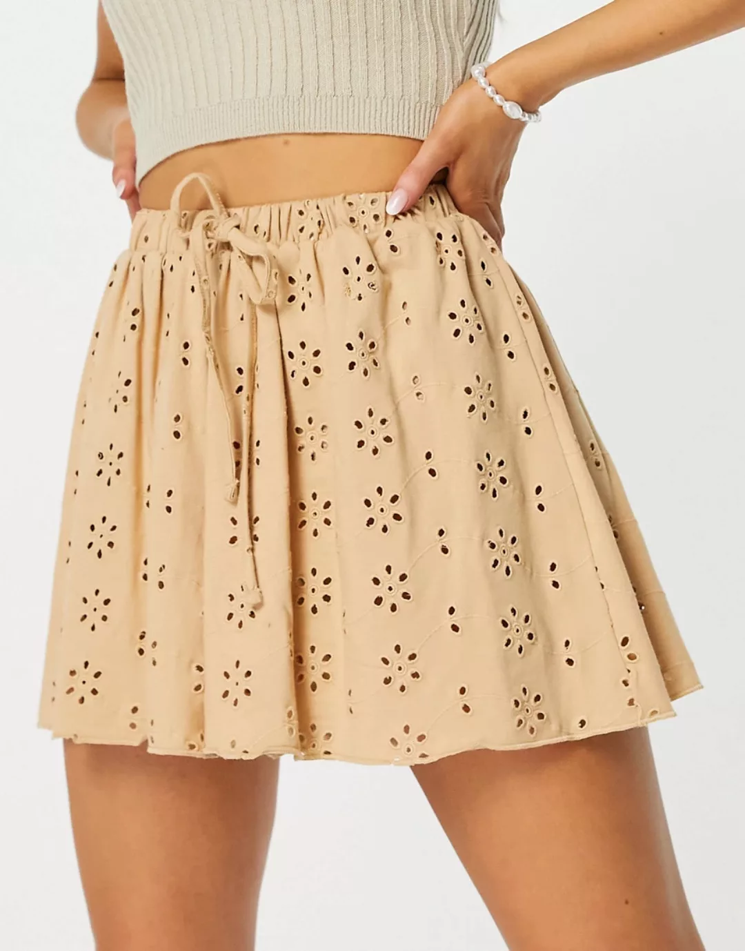 ASOS DESIGN – Schwingende Shorts mit Lochstickerei in Neutral günstig online kaufen