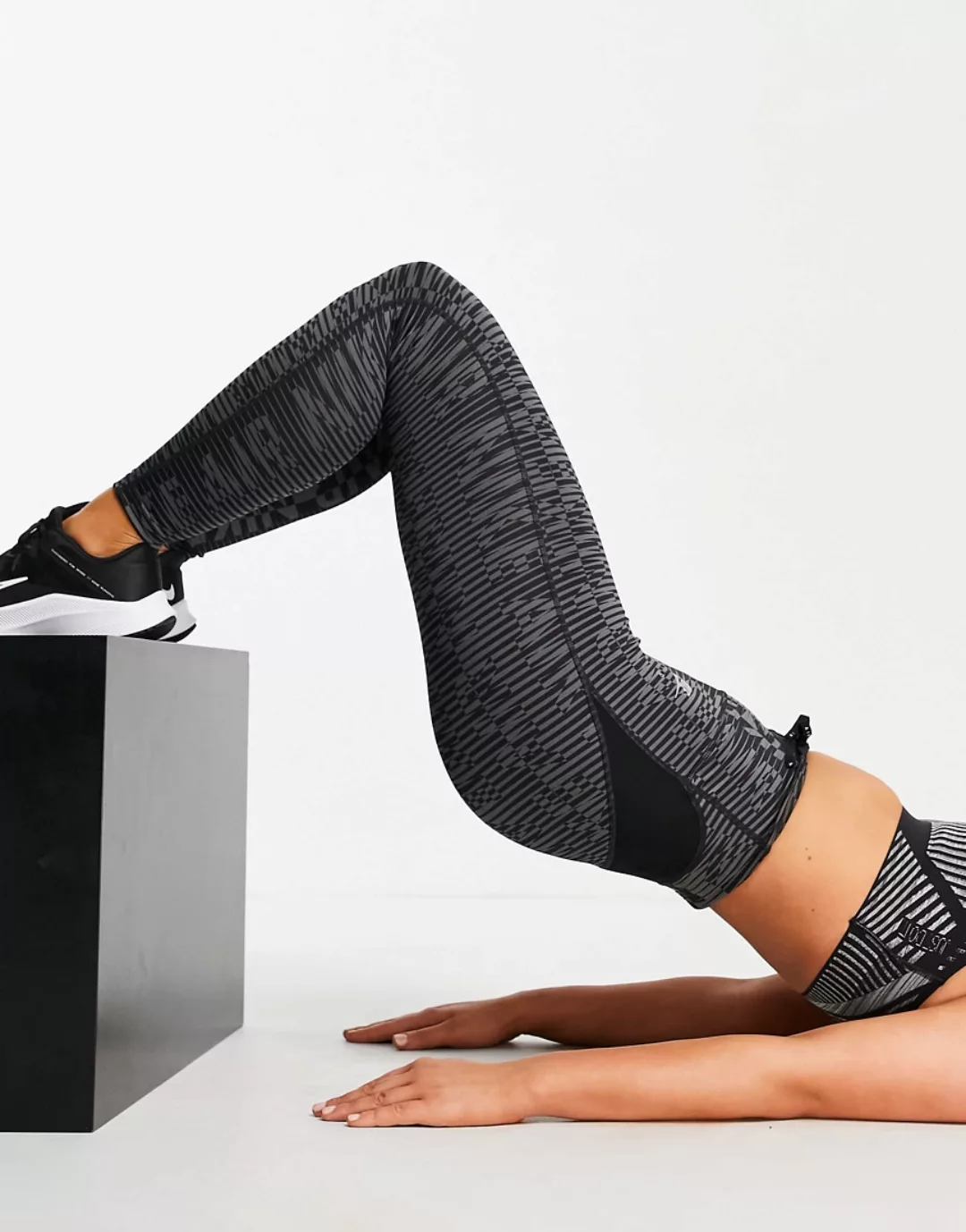 Nike Running – Air Epic Fast Tight – Schwarz bedruckte 7/8-Leggings günstig online kaufen