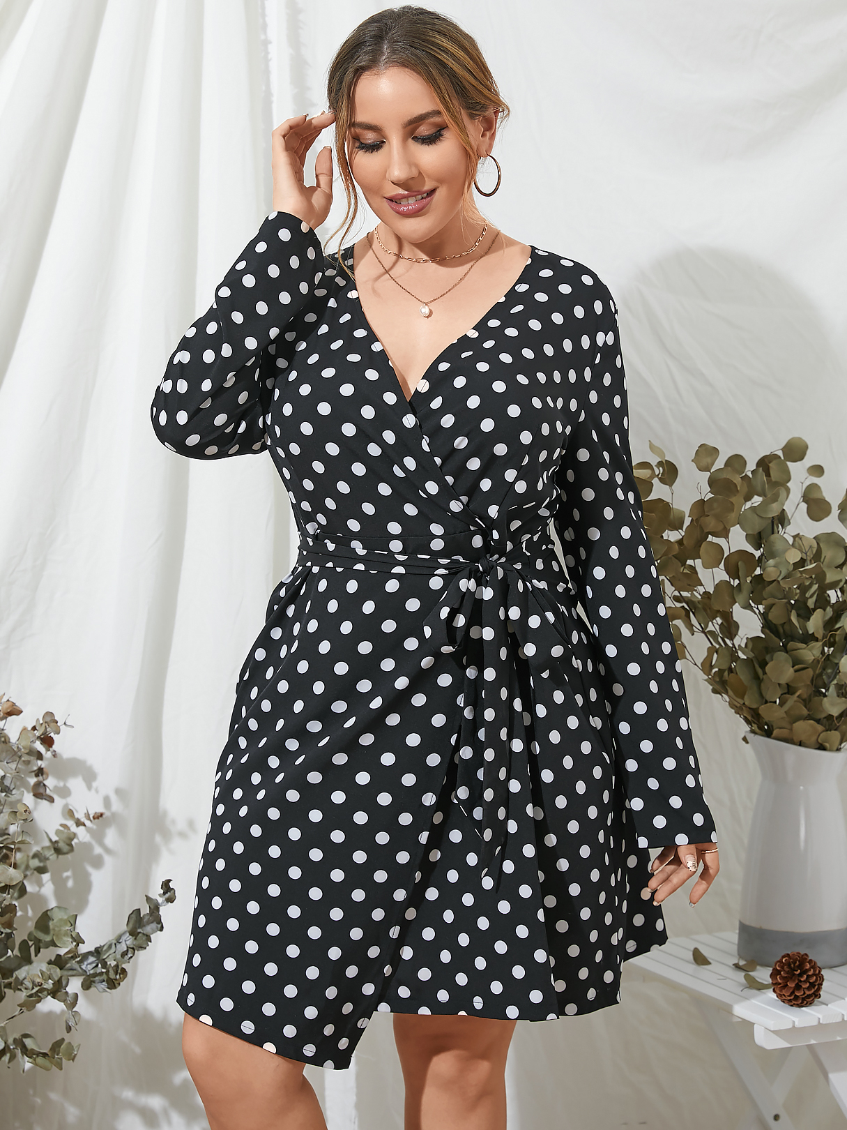 Plus Size Tiefer V-Ausschnitt Polka Dot Gürtel Design Lange Ärmel Mini Klei günstig online kaufen