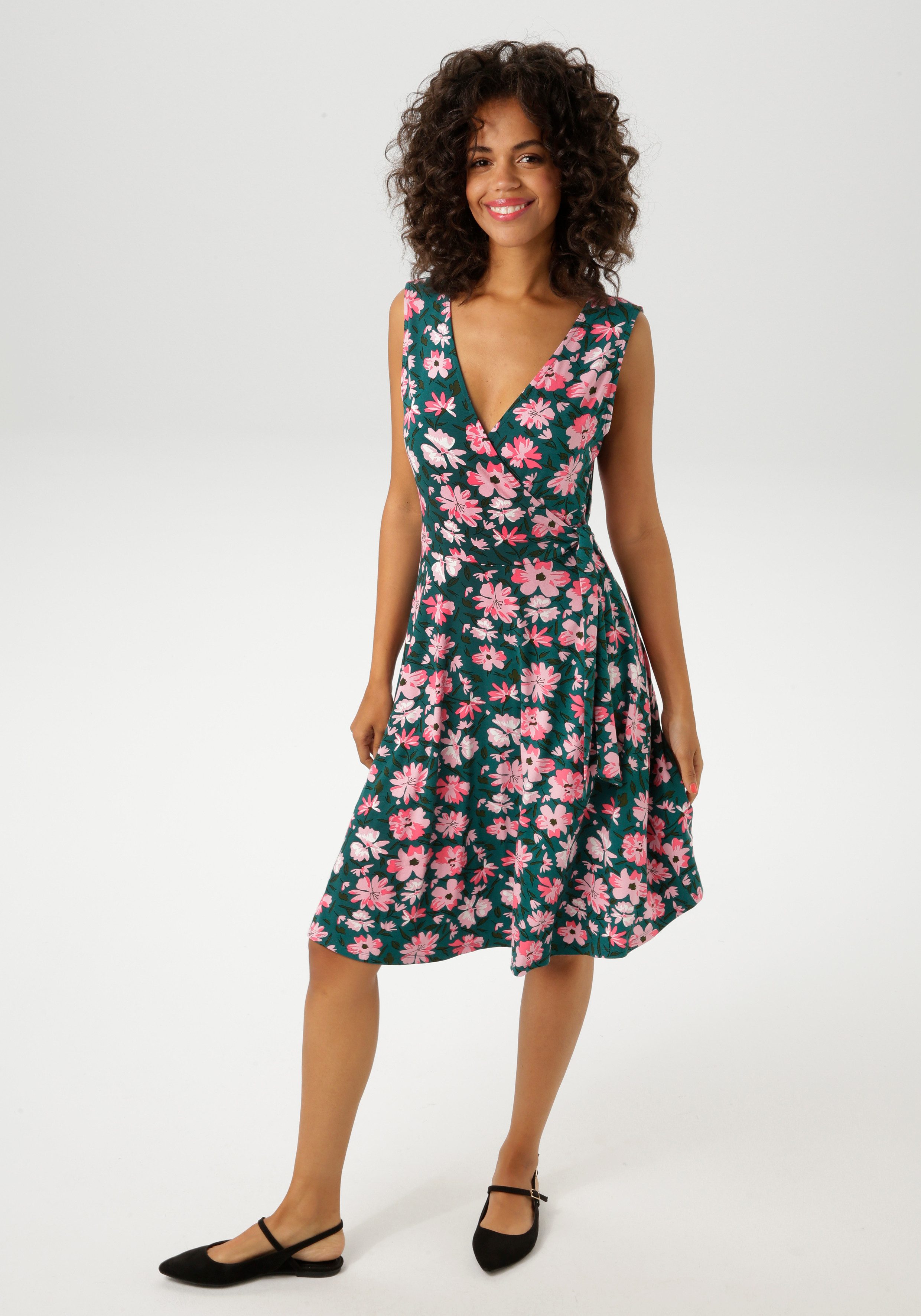 Aniston CASUAL Sommerkleid mit malerischen Blumendruck günstig online kaufen