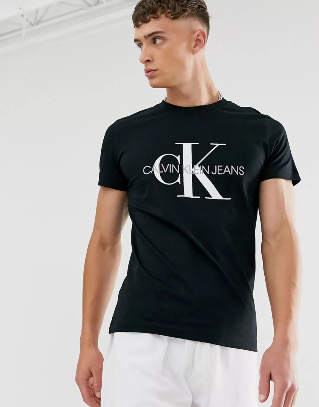 Calvin Klein Jeans – Schmales T-Shirt mit kultigem Monogramm-Druck, in Weiß günstig online kaufen