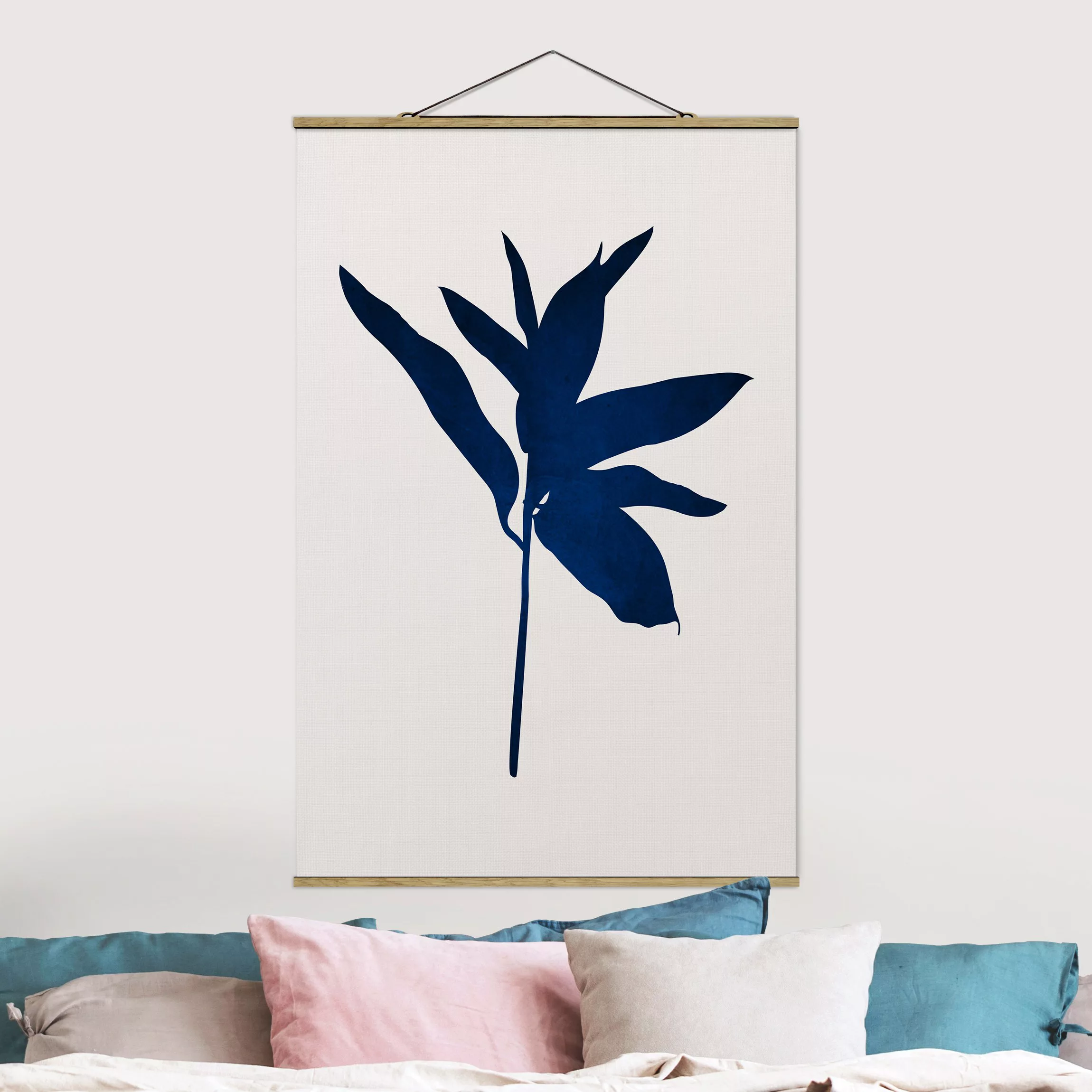 Stoffbild mit Posterleisten Grafische Pflanzenwelt - Blau günstig online kaufen