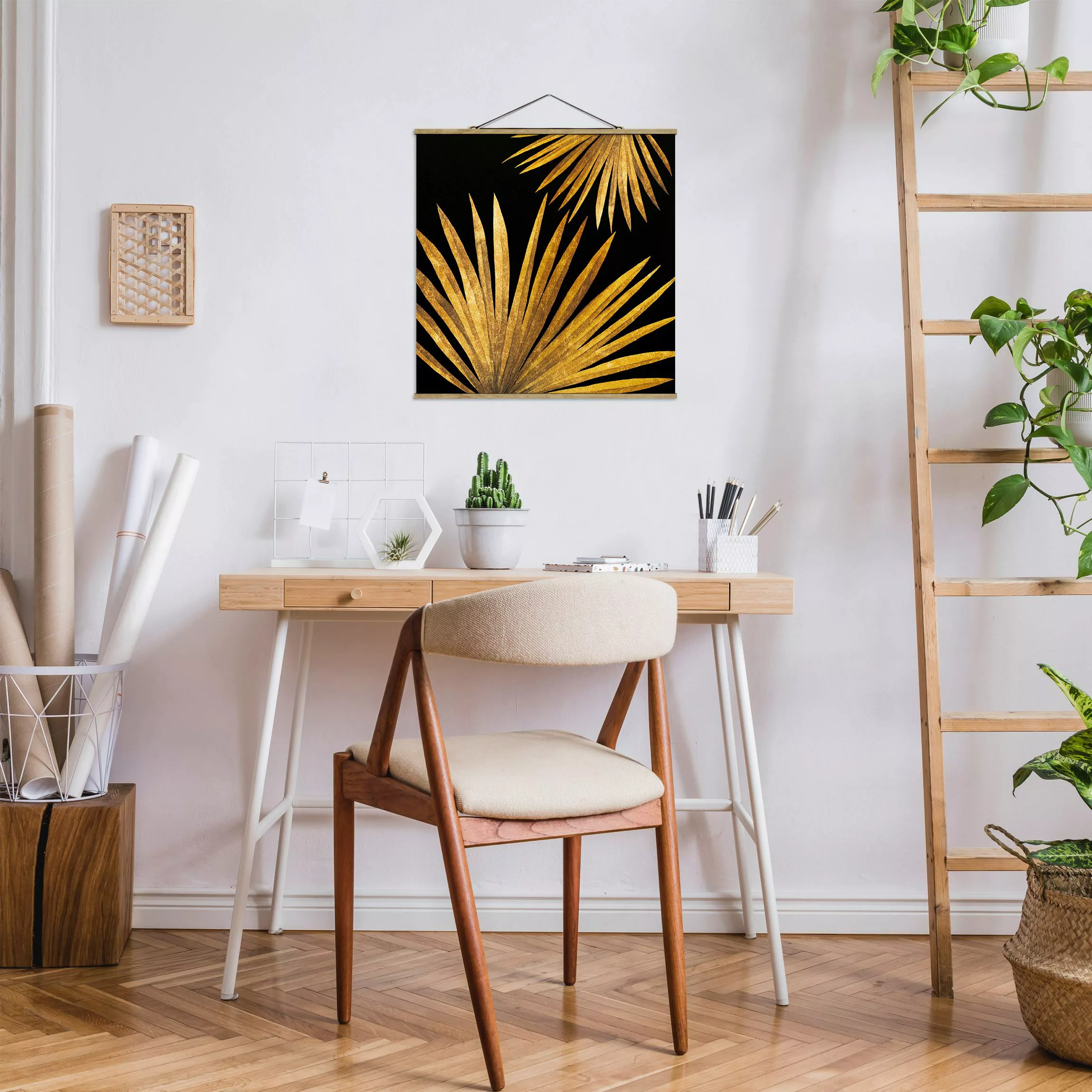 Stoffbild Blumen mit Posterleisten - Quadrat Gold - Palmenblatt auf Schwarz günstig online kaufen