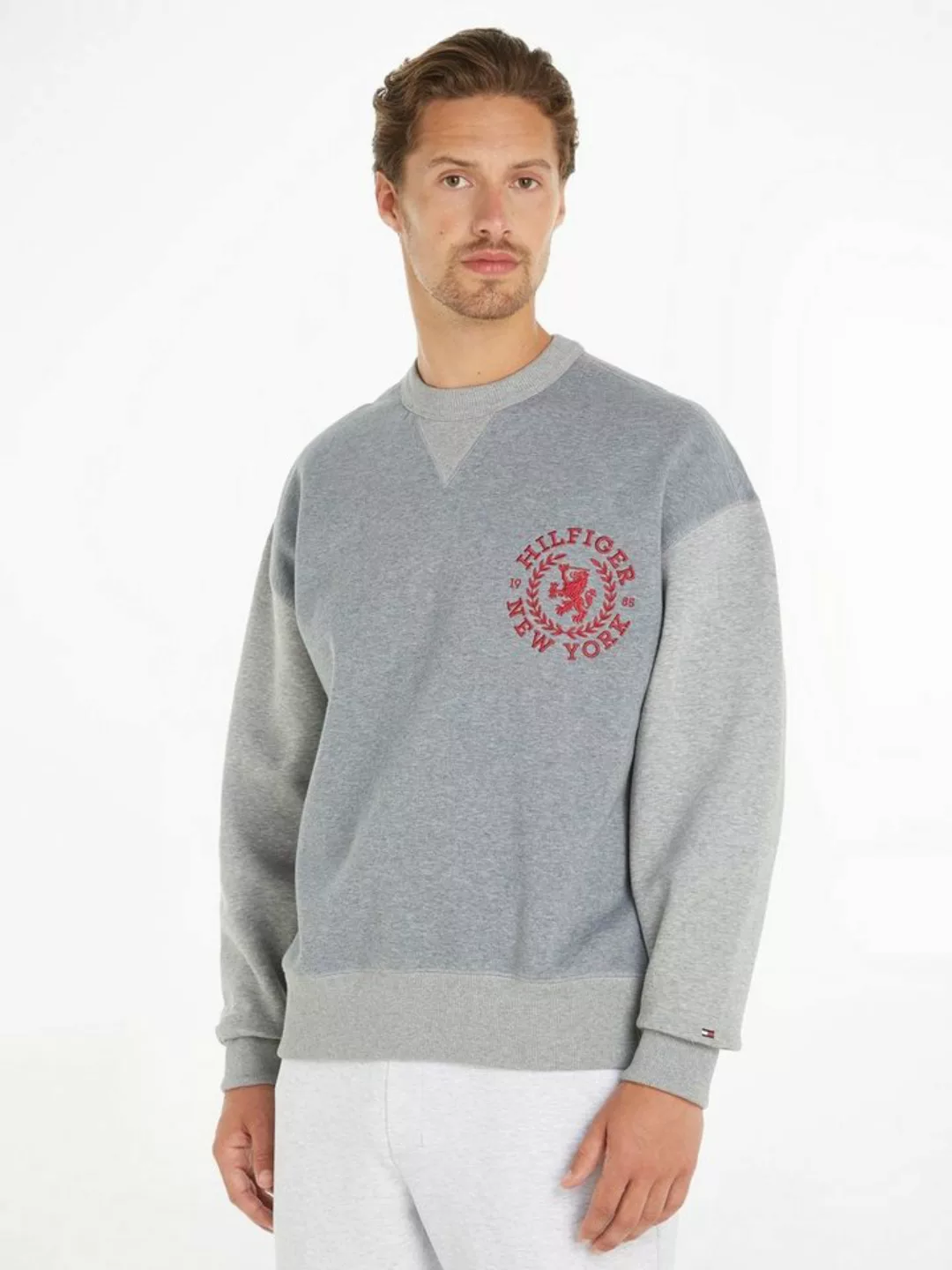 Tommy Hilfiger Sweatshirt SMALL CREST CREWNECK mit Logo-Stickerei auf der B günstig online kaufen