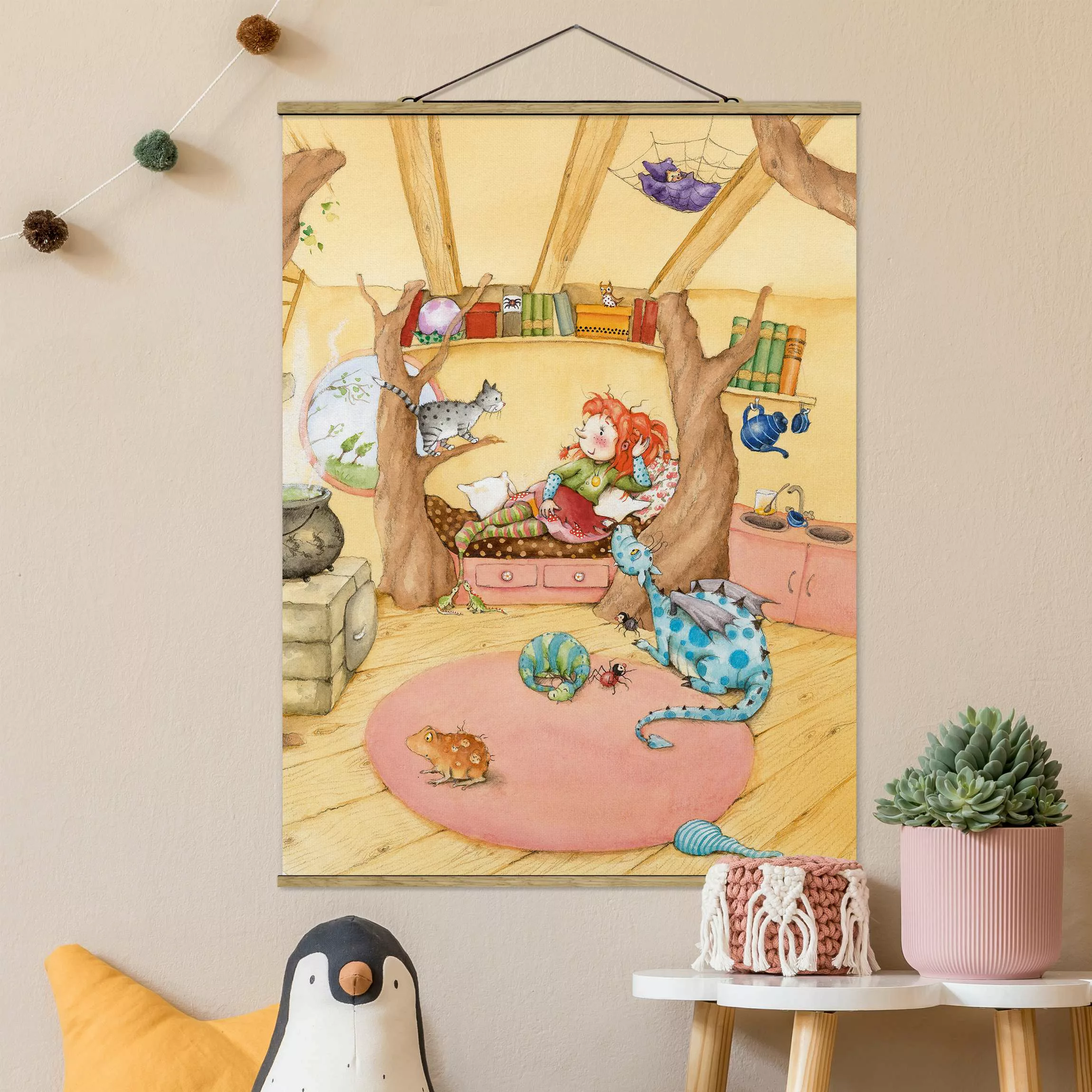 Stoffbild Kinderzimmer mit Posterleisten - Hochformat Frida erzählt vom Hex günstig online kaufen