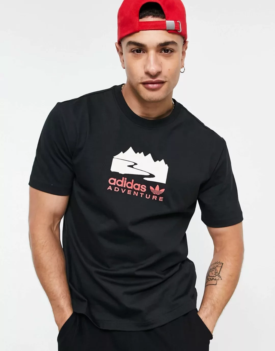 adidas Originals – Adventure – T-Shirt mit mittigem Print in Schwarz günstig online kaufen