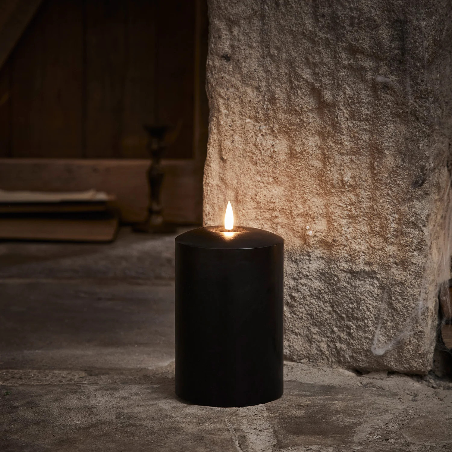 TruGlow® LED Stumpenkerze Echtwachs schwarz breit 15cm günstig online kaufen