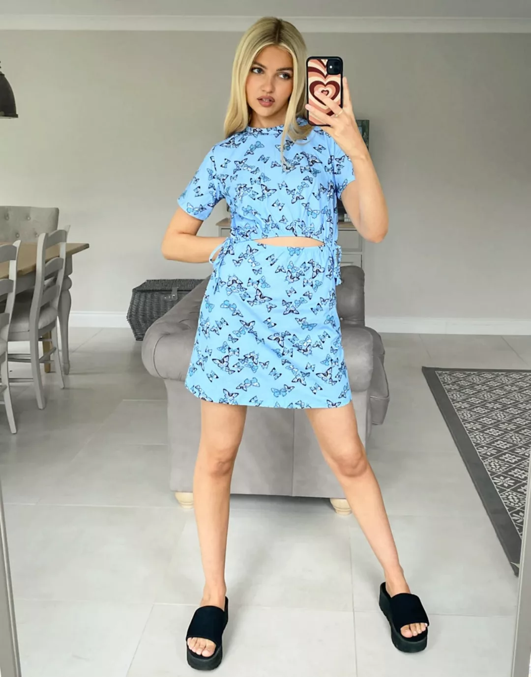 ASOS DESIGN – T-Shirt-Kleid in Blau mit Schmetterlings-Print, Zierausschnit günstig online kaufen