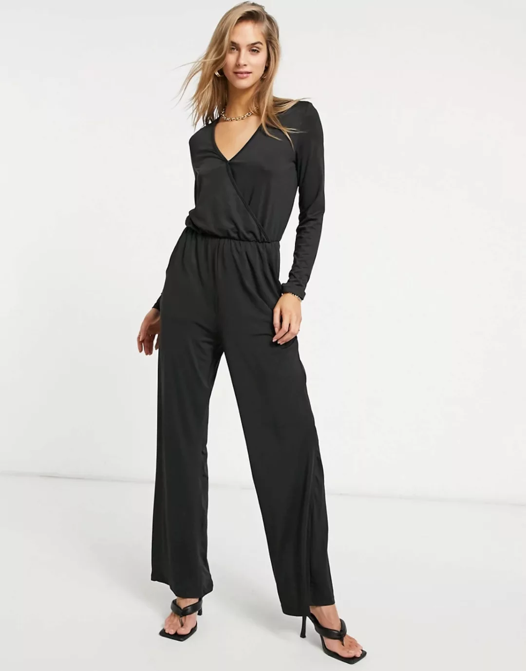 Vila – Jumpsuit in Schwarz mit Wickeldesign vorne günstig online kaufen