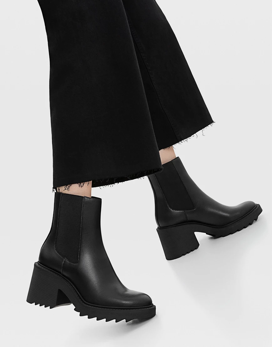 Stradivarius – Chelsea-Stiefel in Schwarz mit dicker Sohle und Absatz günstig online kaufen