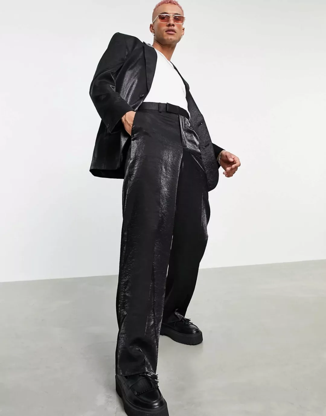ASOS DESIGN – Hochglänzende Anzughose mit weitem Beinschnitt in Schwarz günstig online kaufen