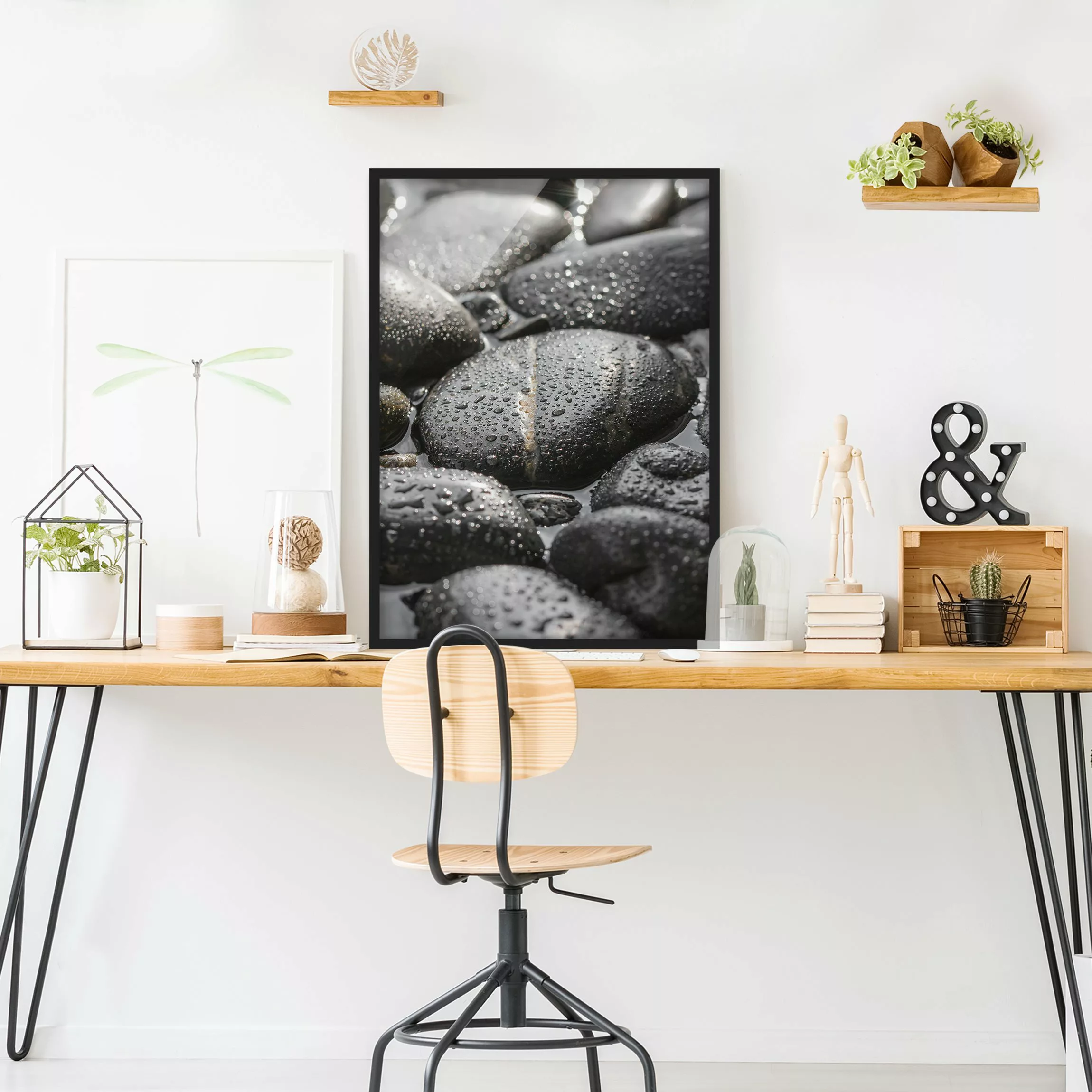 Bild mit Rahmen - Hochformat Schwarze Steine im Wasser günstig online kaufen