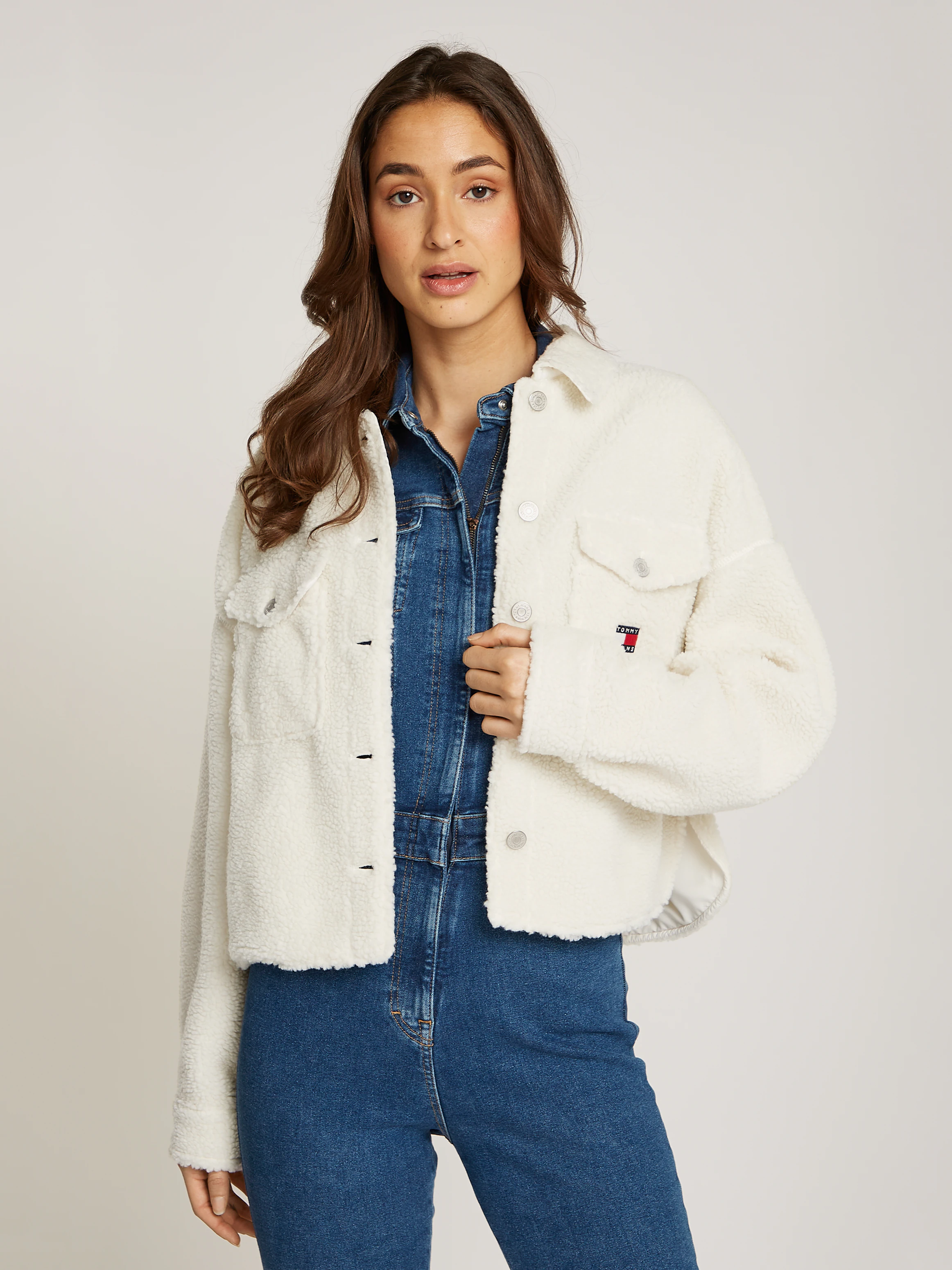 Tommy Jeans Outdoorbluse "TJW TEDDY BADGE OVERSHIRT EXT", mit Logostickerei günstig online kaufen